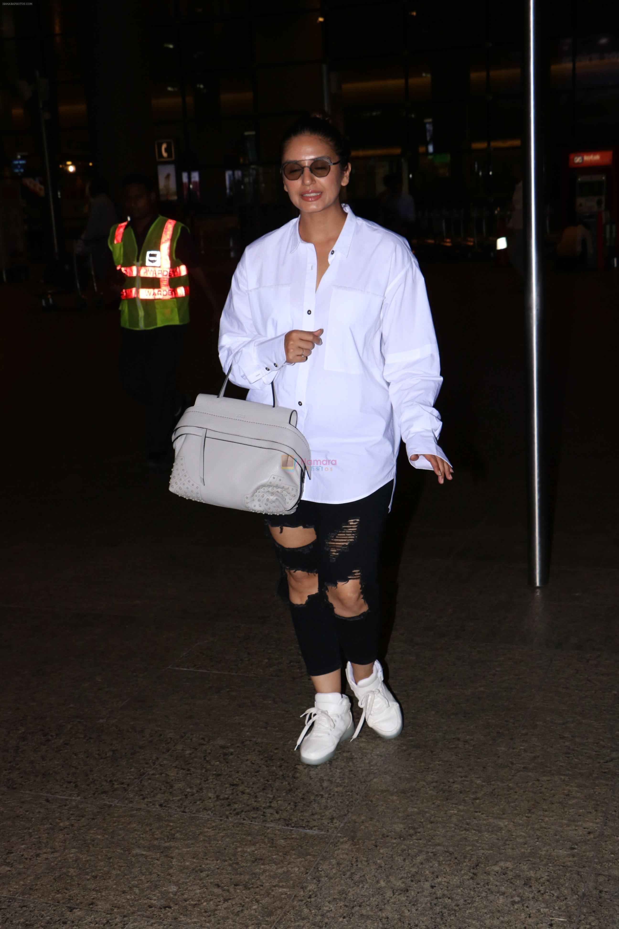 Huma Qureshi Spotted At Airport on 11th Oct 2017
