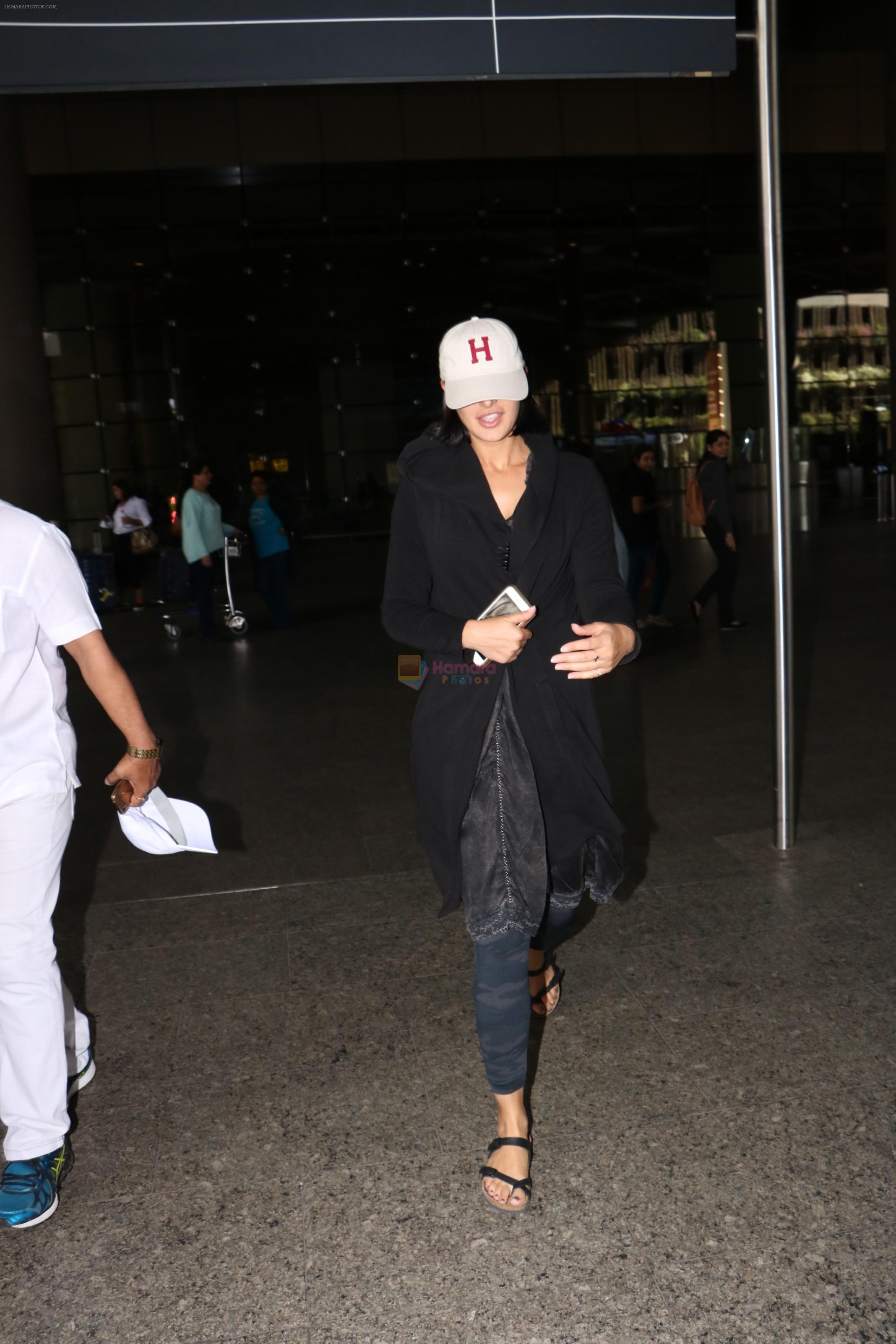 Nargis Fakhri Spotted At Airport on 12th Oct 2017