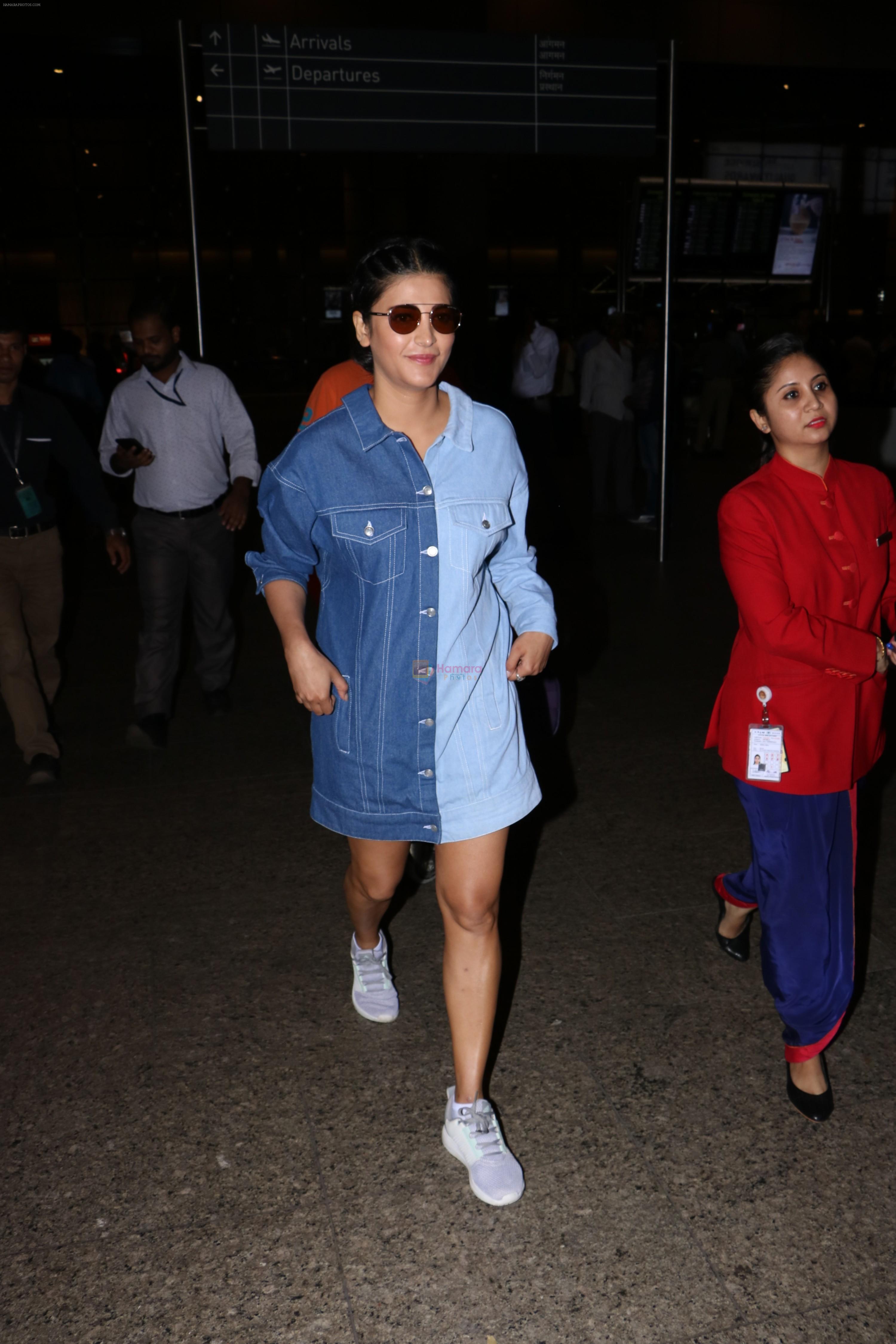 Shruti Haasan Spotted At Airport on 13th Oct 2017