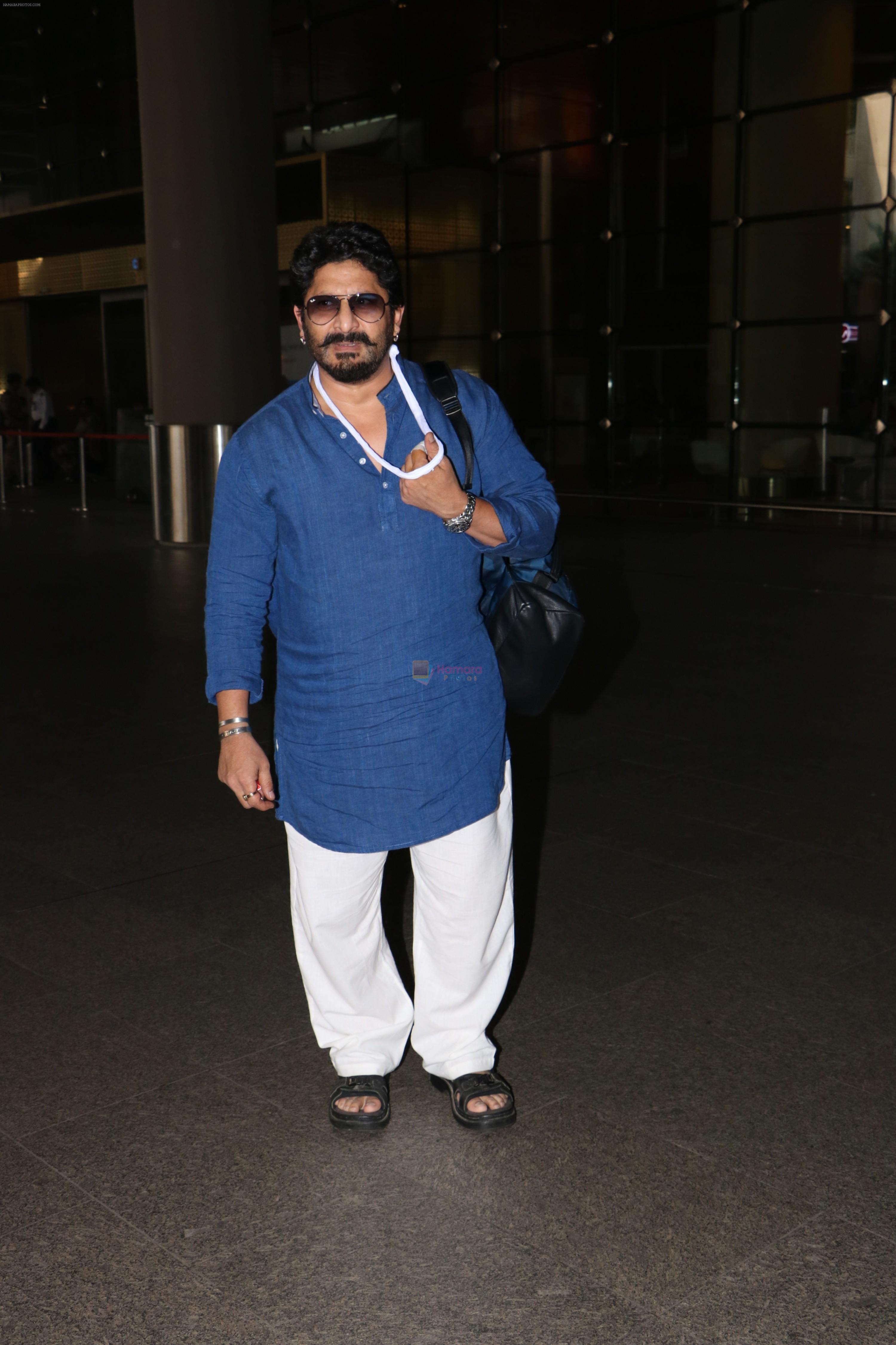 Arshad Warsi Spotted At Airport on 18th Oct 2017