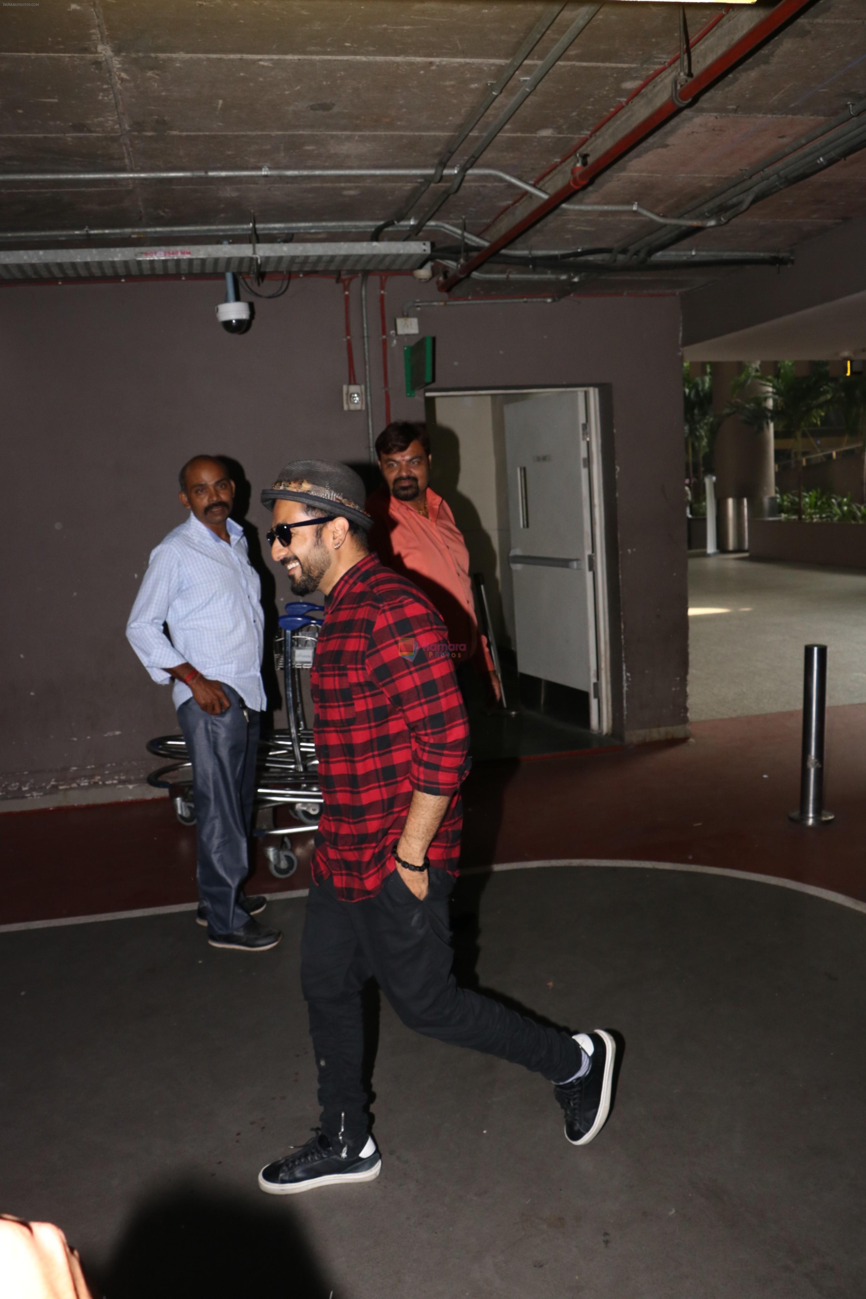 Vir Das Spotted At Airport on 18th Oct 2017