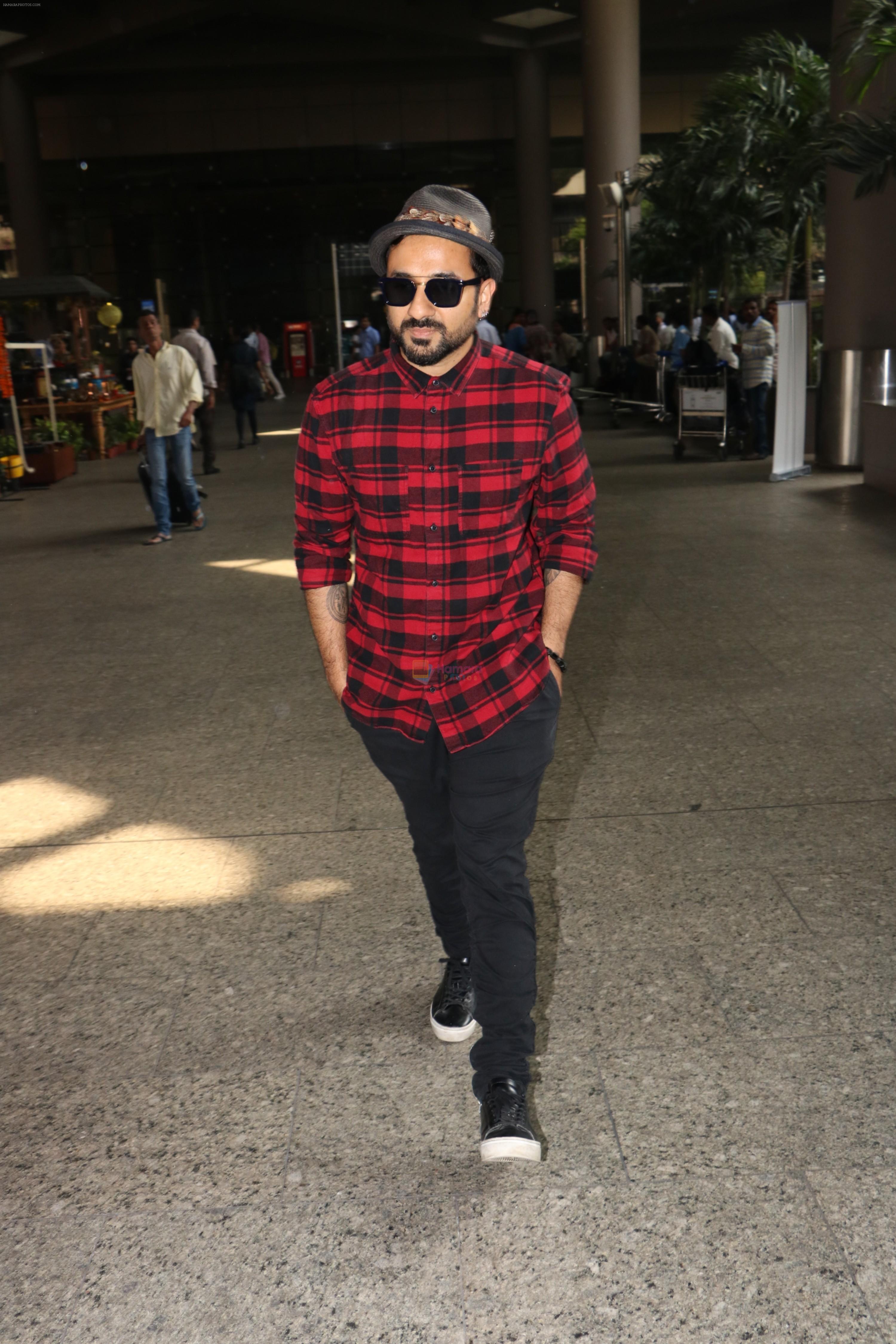 Vir Das Spotted At Airport on 18th Oct 2017