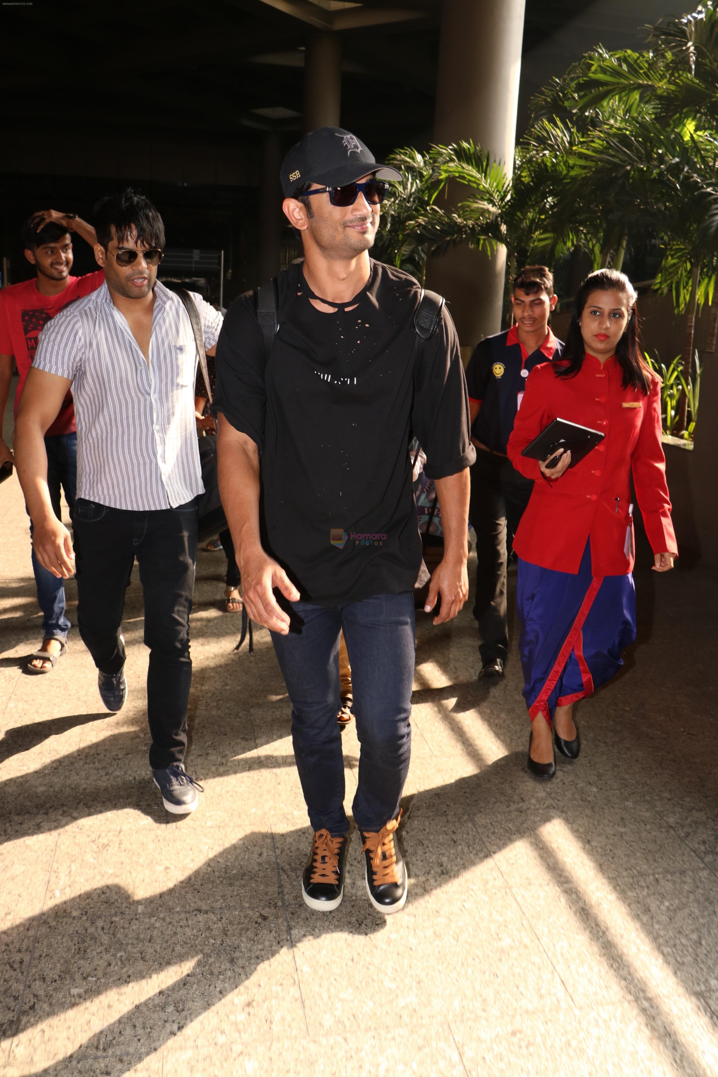 Sushant Singh Rajput Spotted at Airport on 23rd Oct 2017