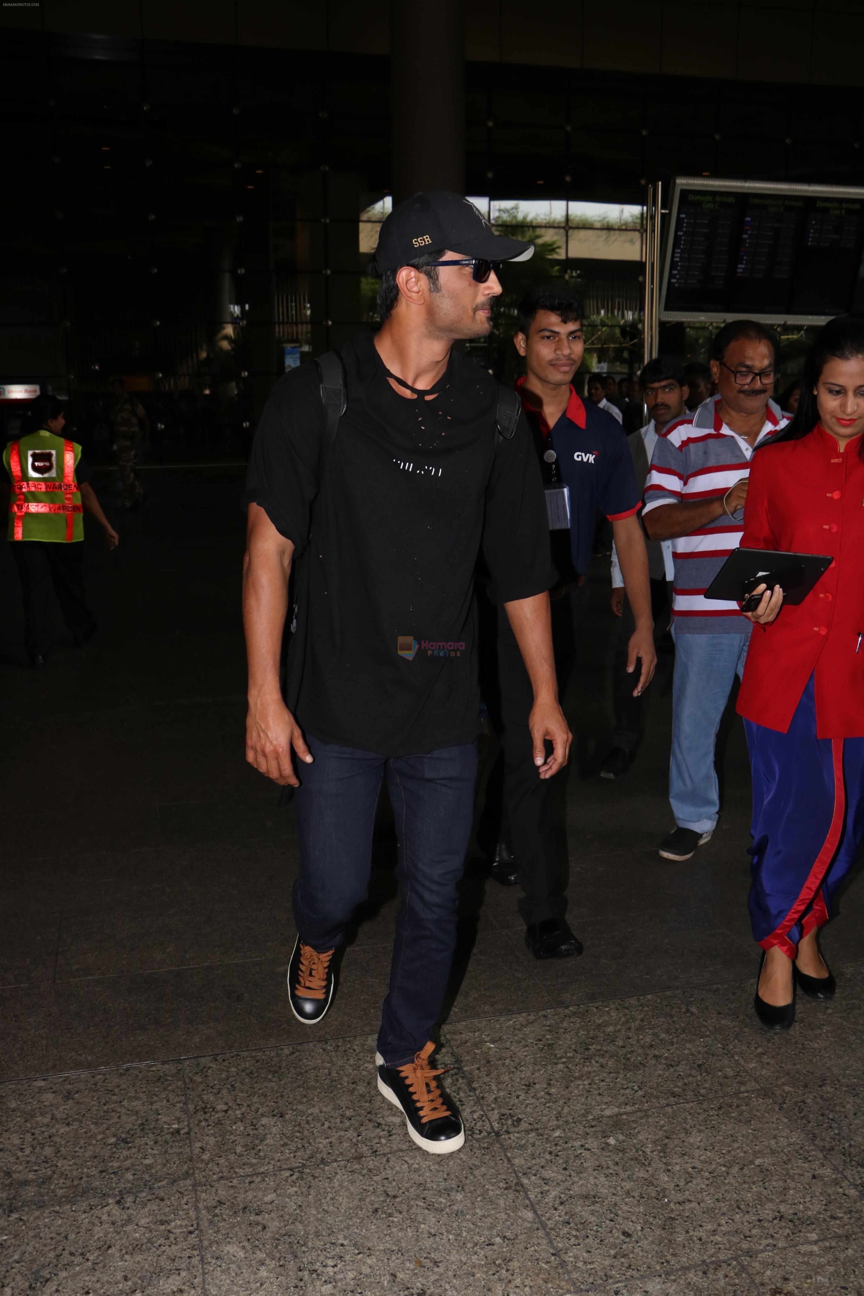 Sushant Singh Rajput Spotted at Airport on 23rd Oct 2017