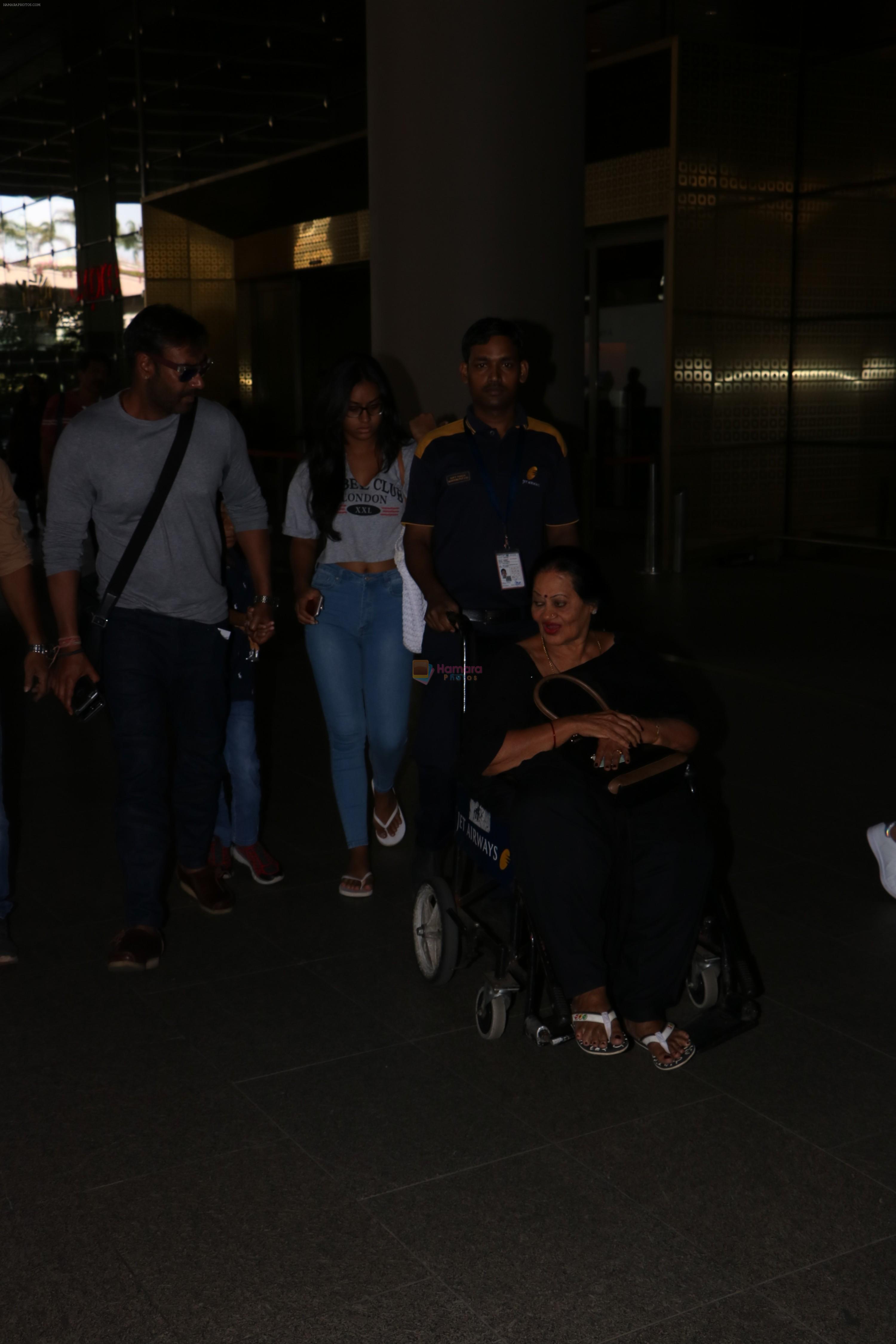 Ajay Devgan Spotted At Airport With his Son, Daughter & Mother on 25th Oct 2017