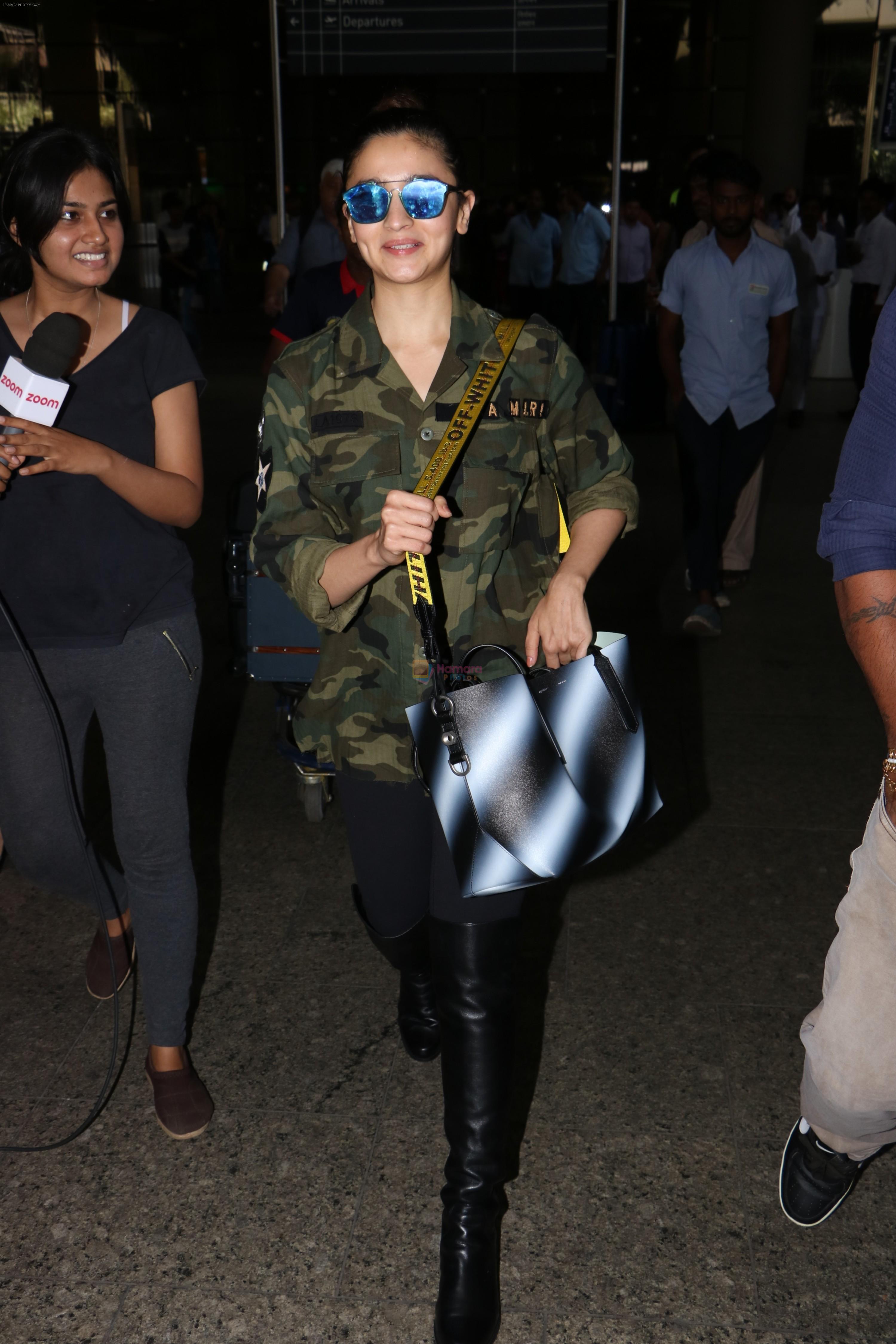 Alia Bhatt Spotted At Airport on 25th Oct 2017