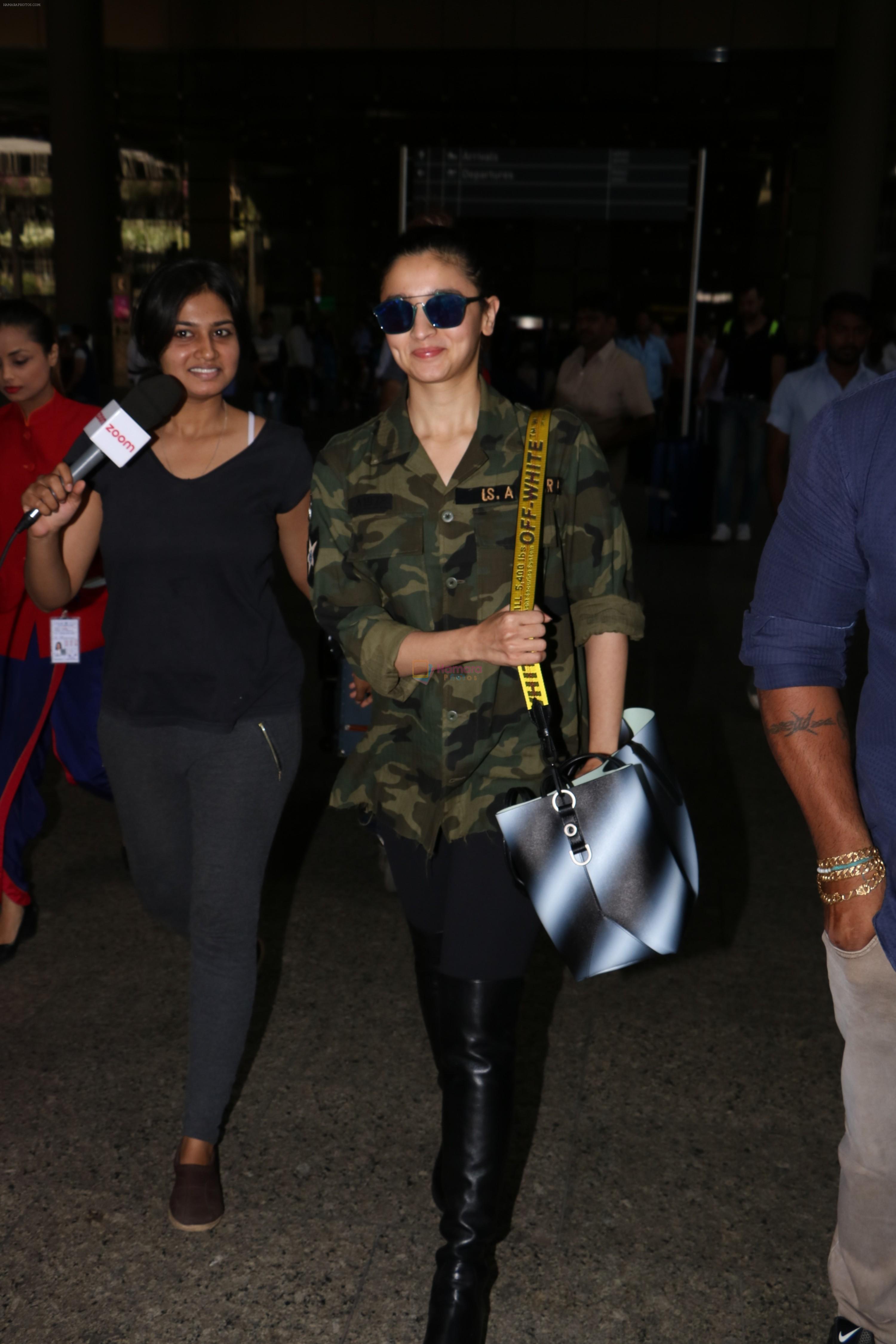 Alia Bhatt Spotted At Airport on 25th Oct 2017