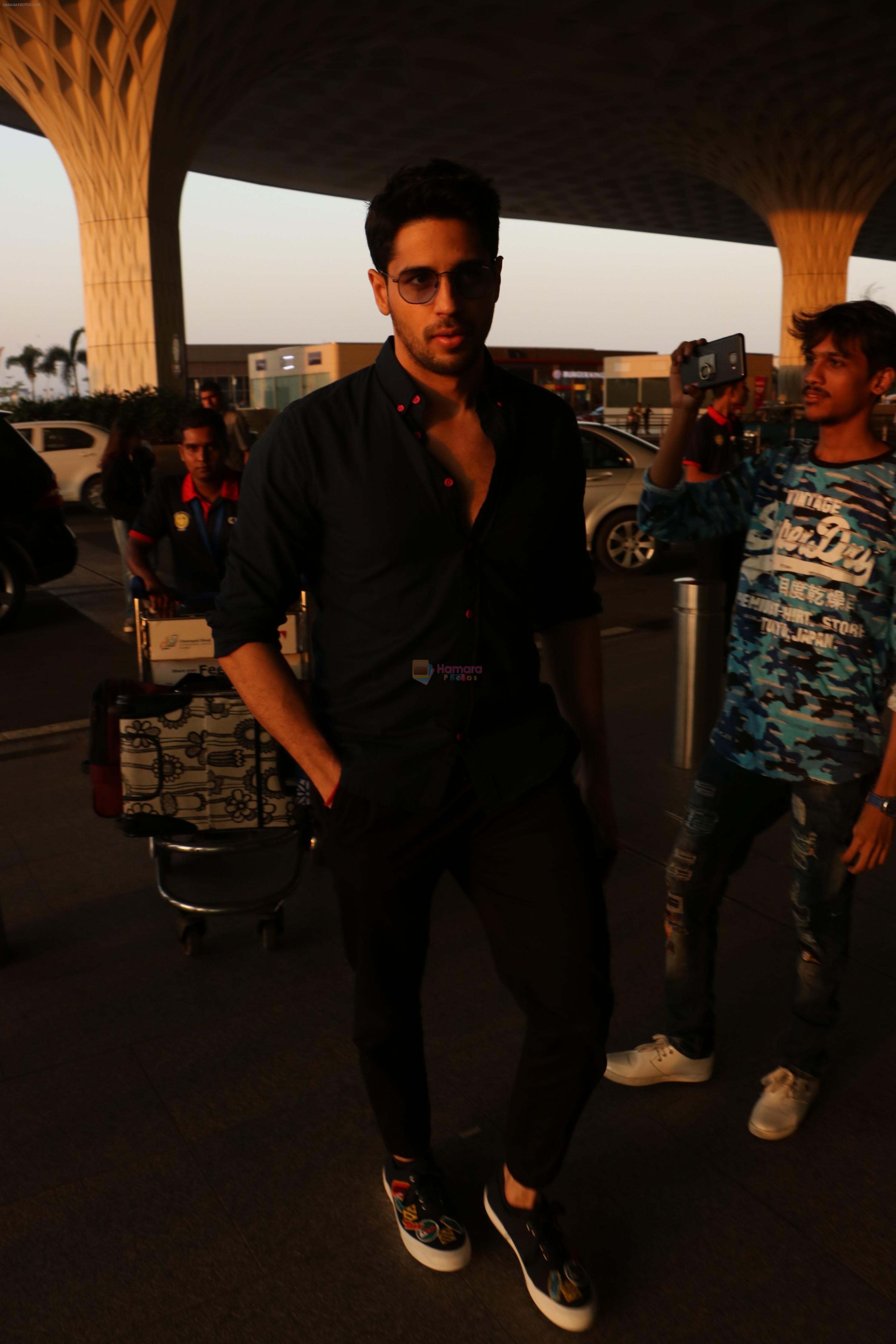 Sidharth Malhotra Spotted At Airport on 25th Oct 2017