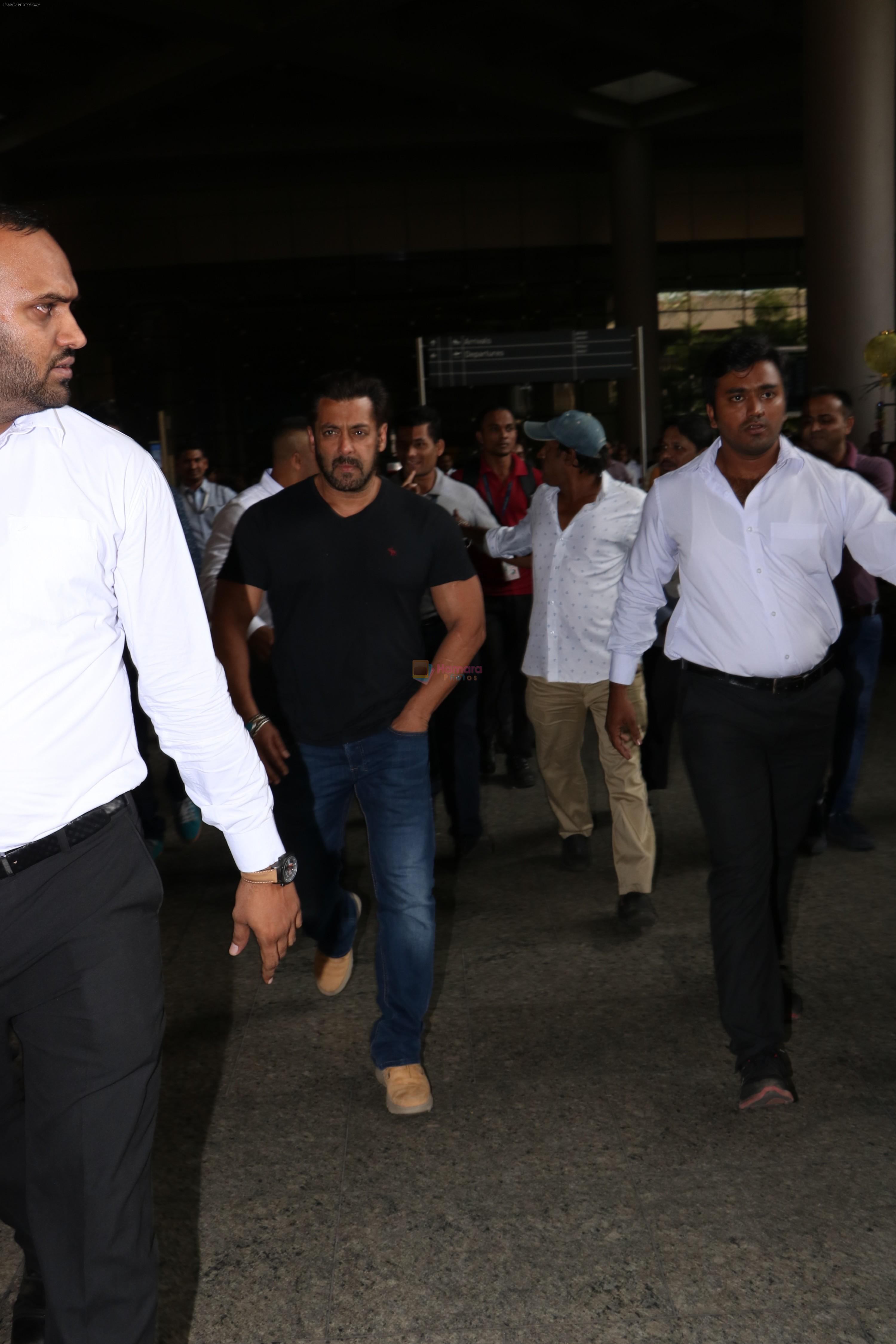 Salman Khan Spotted At Airport on 27th Oct 2017