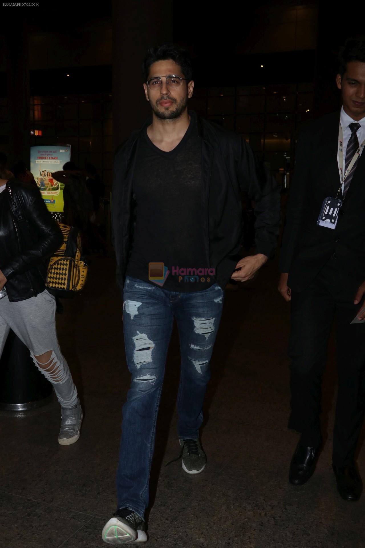 Sidharth Malhotra Spotted At Airport on 27th Oct 2017