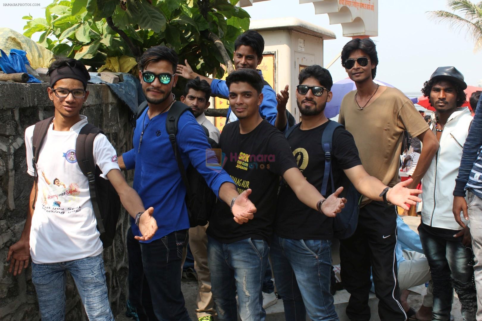 SRK Fan Crazy On Out Side Mannat on 2nd Nov 2017