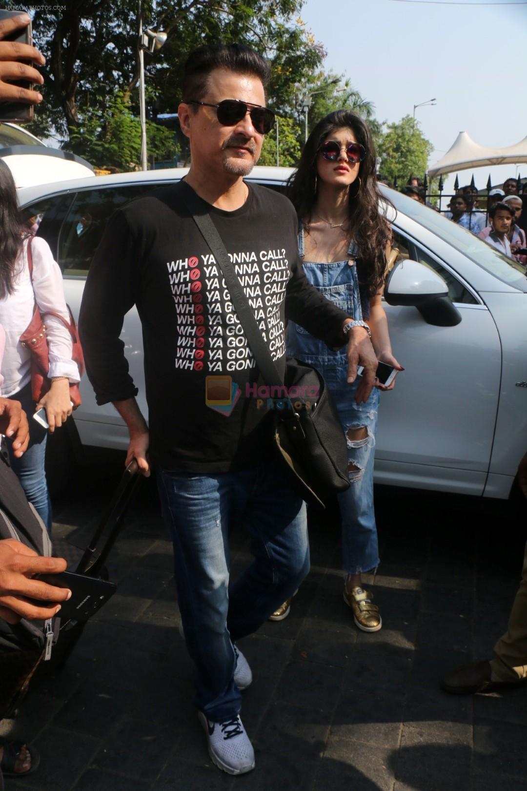 Sanjay Kapoor At Gateway Of India As They Return From Shahrukh Khan's Birthday Party At Alibag on 2nd Nov 2017