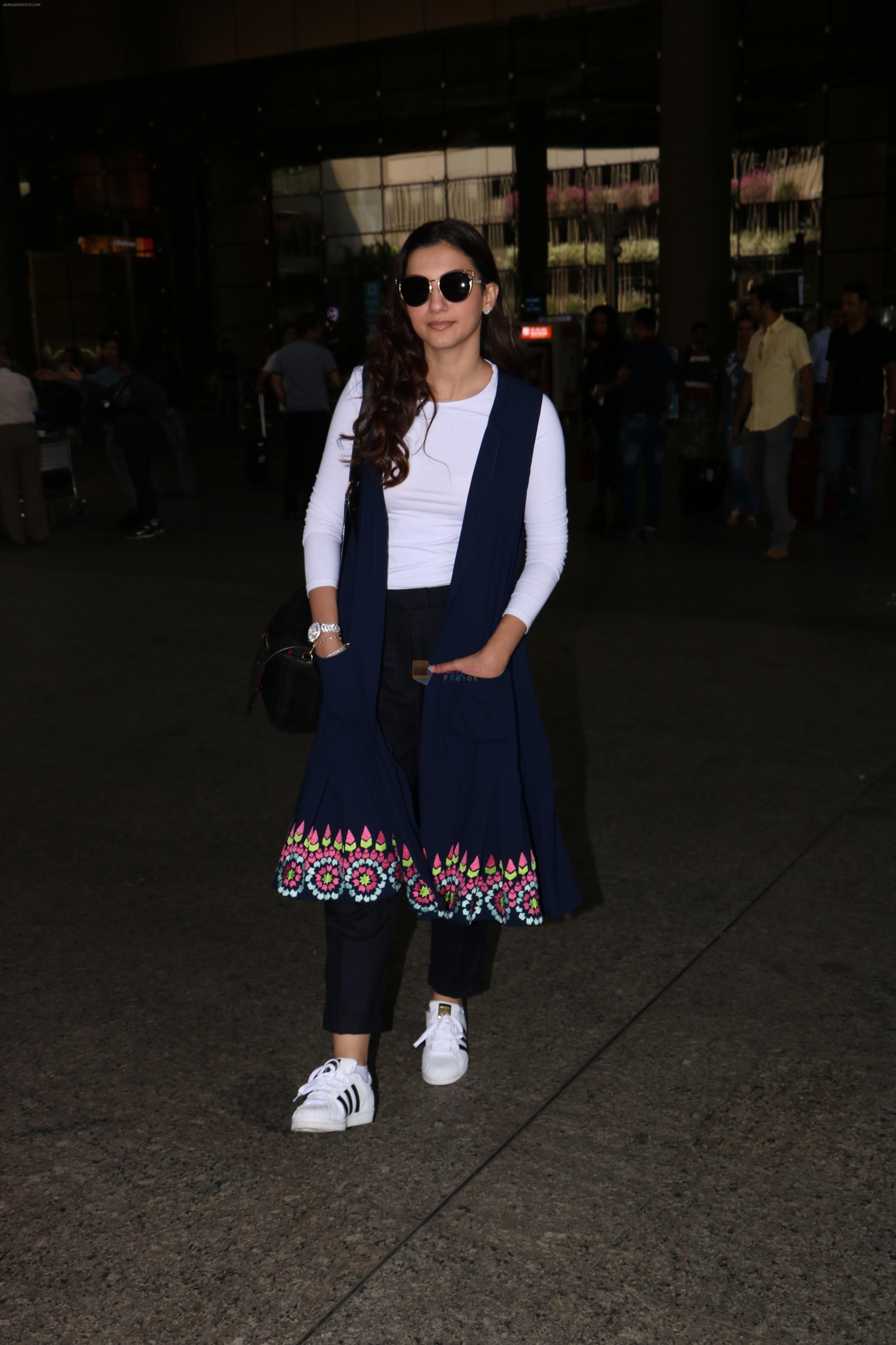 Gauhar Khan Spotted At Airport on 4th Nov 2017