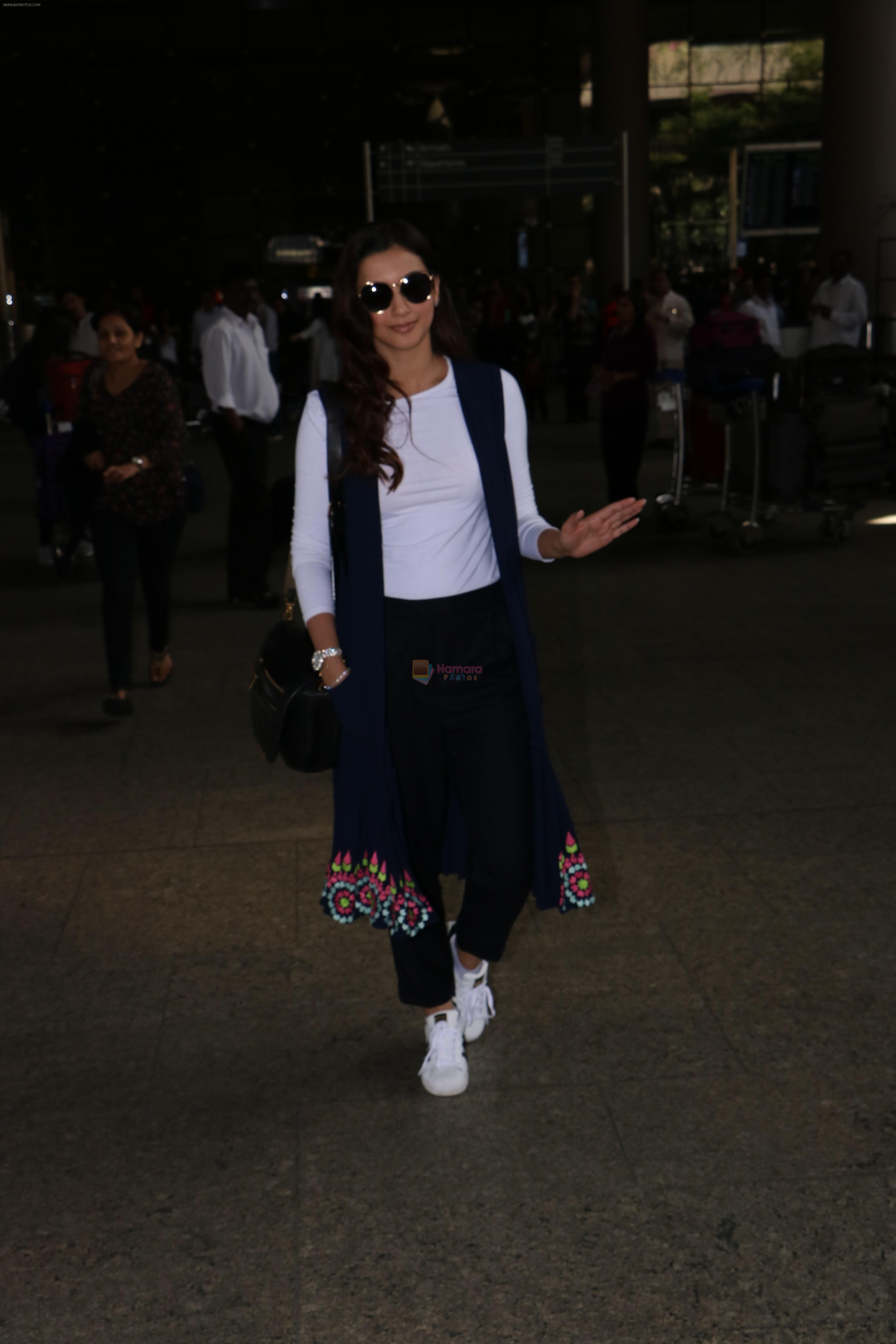 Gauhar Khan Spotted At Airport on 4th Nov 2017