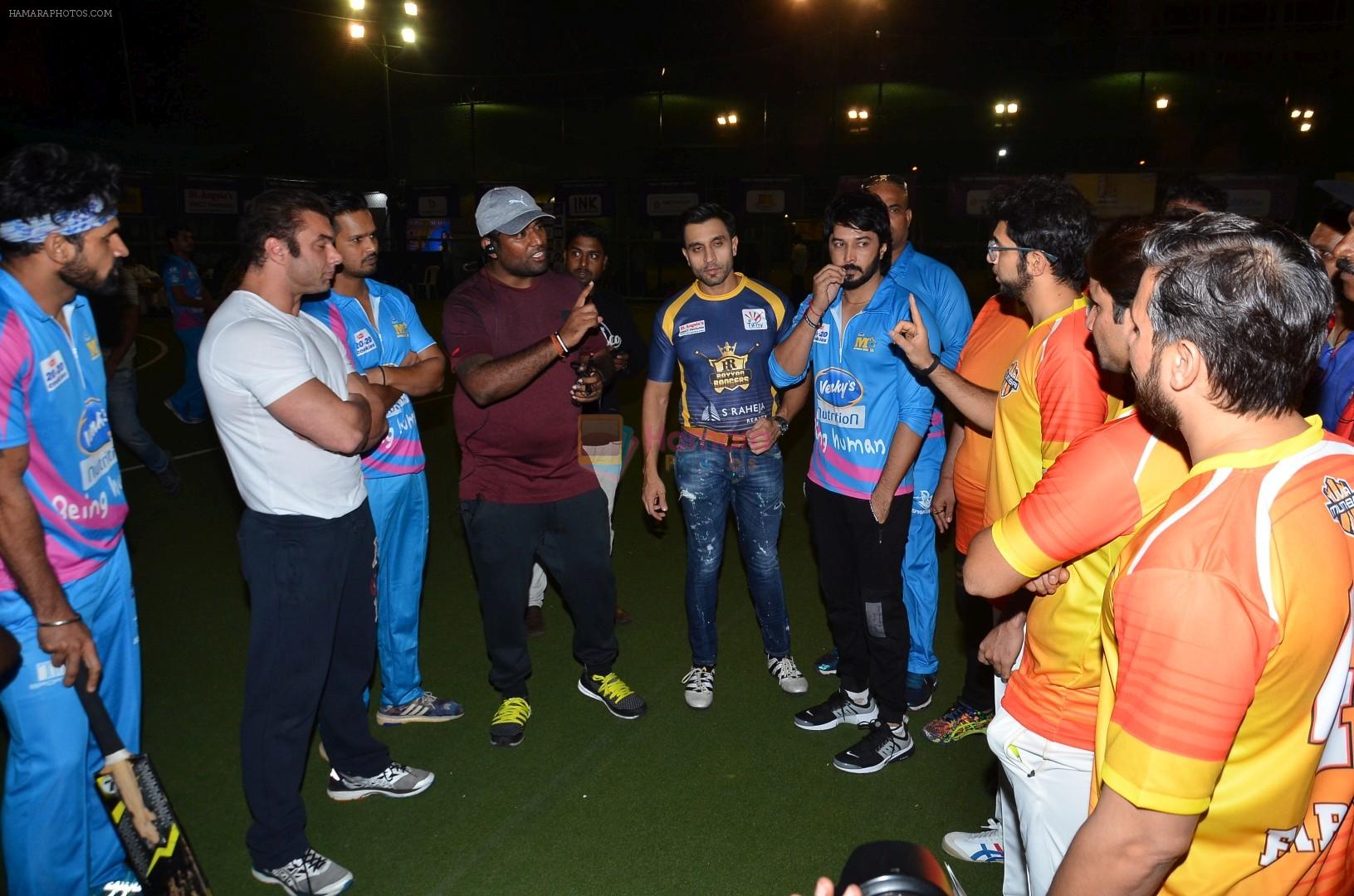 Sohail Khan, Aditya Thackeray at Yuva Mumbai VS Mumbai Heroes Cricket Match on 4th Nov 2017