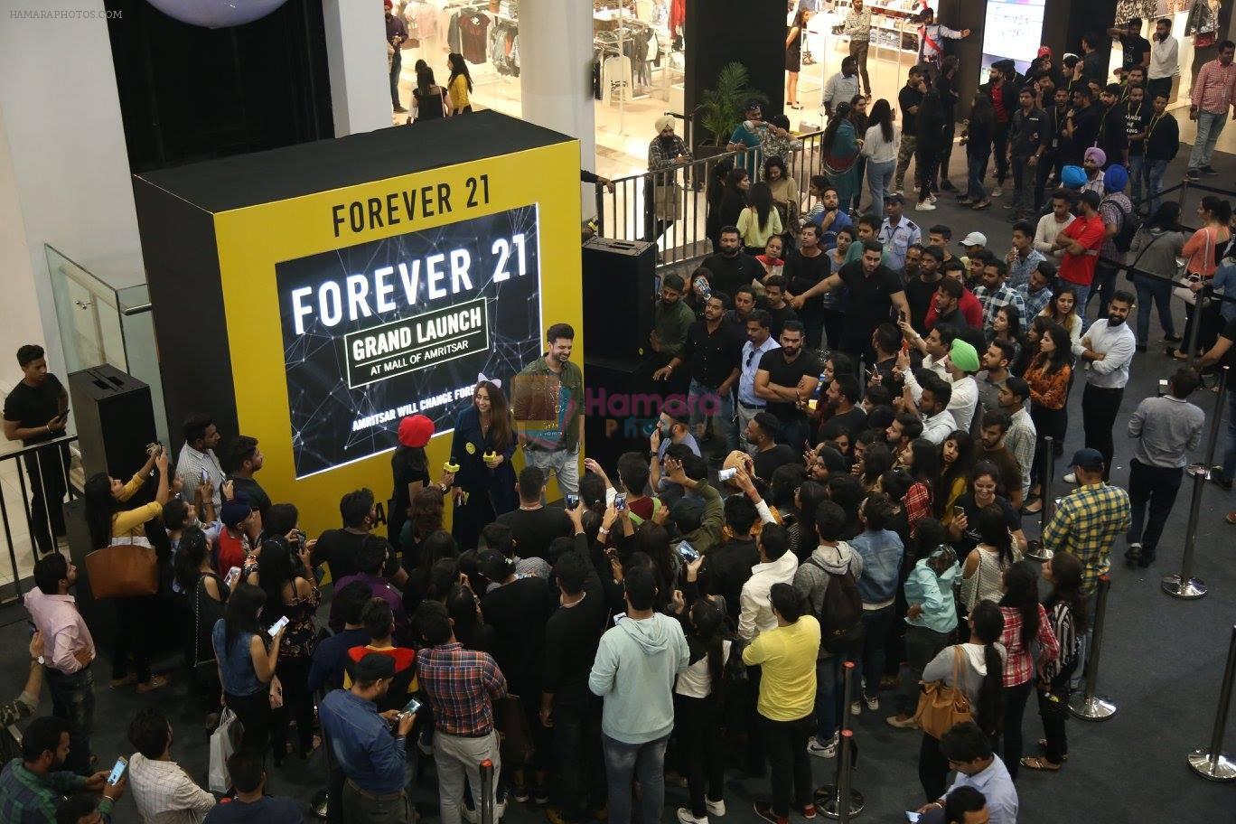 Karan Kundra and Anusha Dandekar launched Forever 21 store in Amritsar on 9th Nov 2017