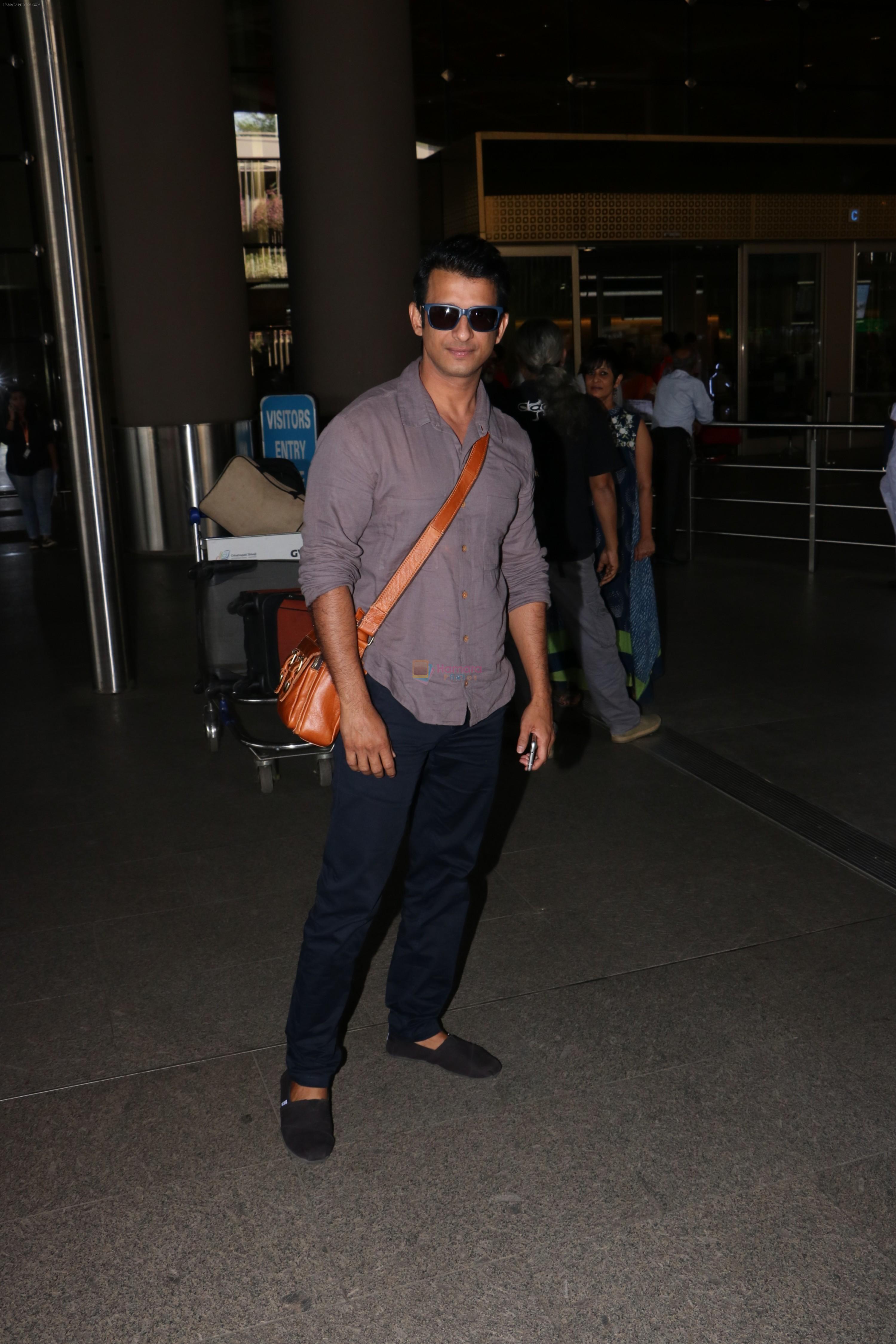 Sharman Joshi At International Airport on 9th Nov 2017
