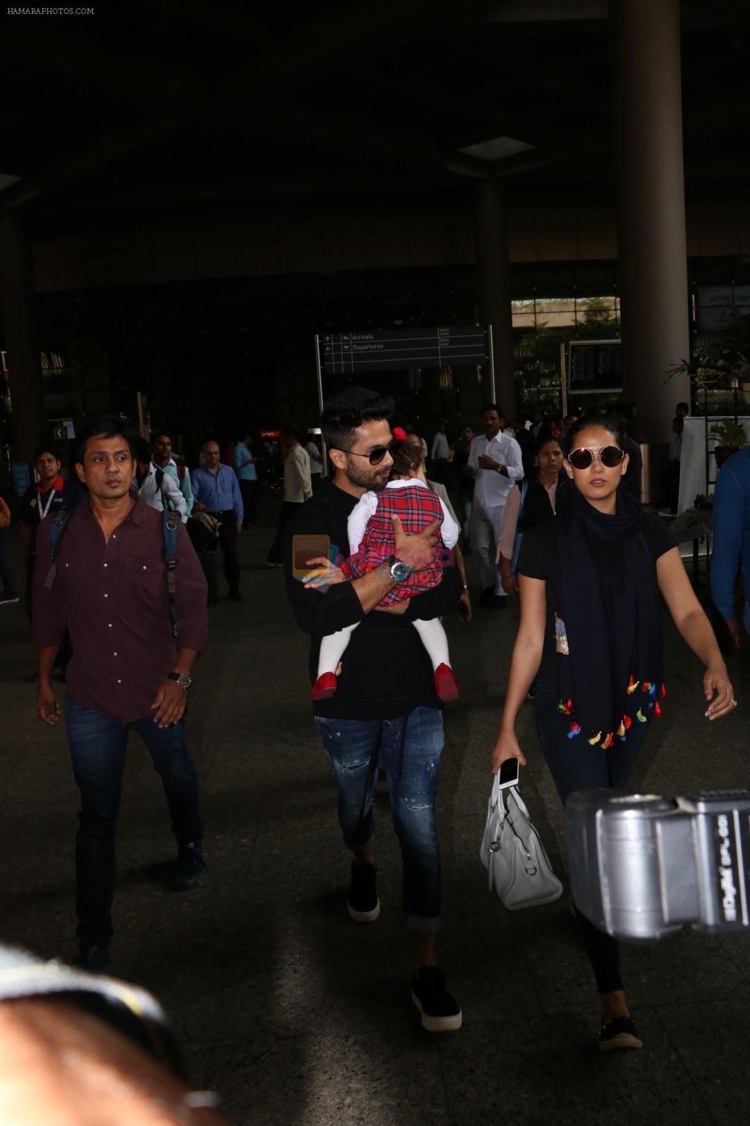 Shahid Kappor With Wife And Daughter Spotted At Airport on 10th Nov 2017