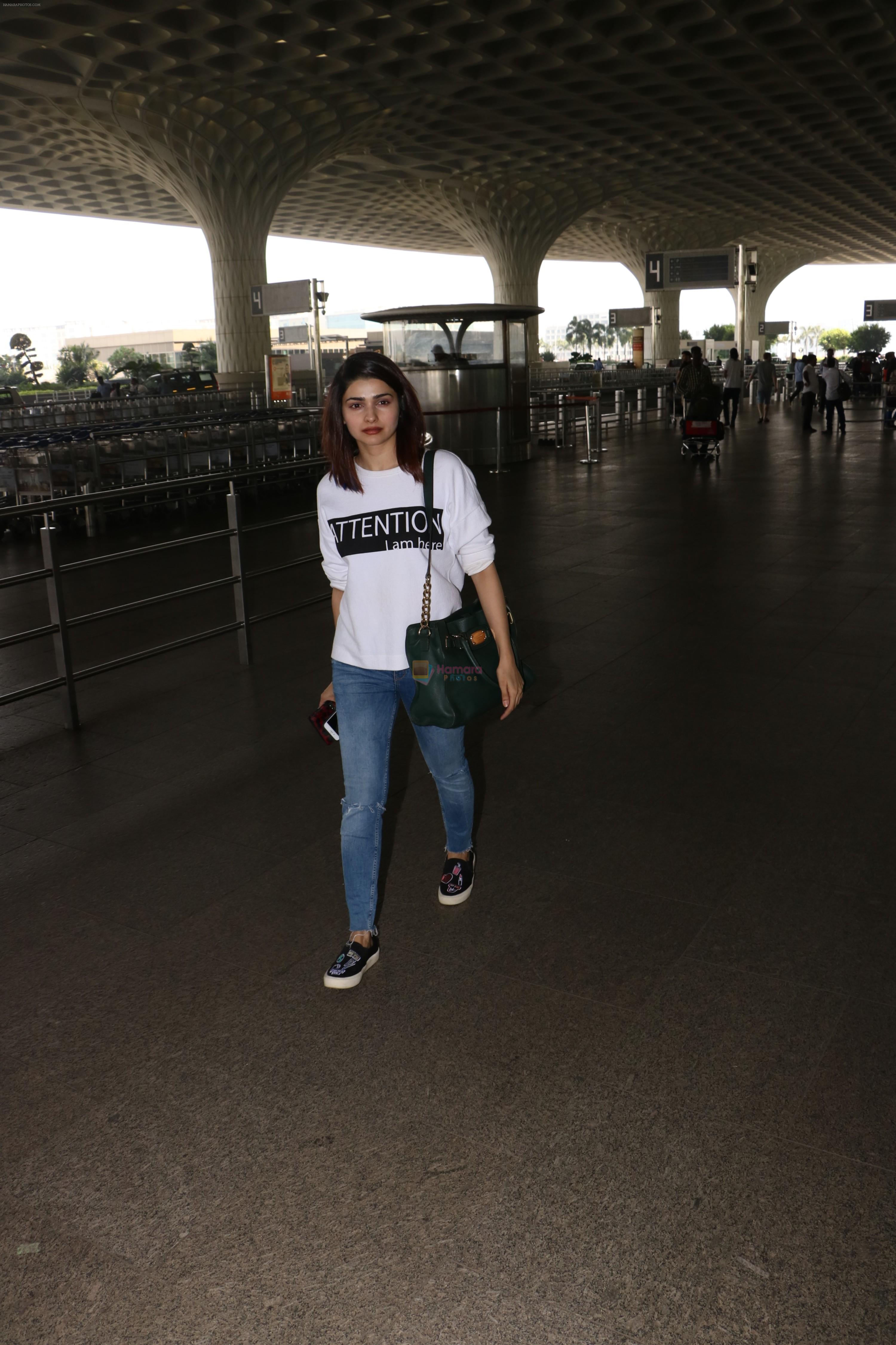 Prachi Desai Spotted At Airport on 11th Nov 2017