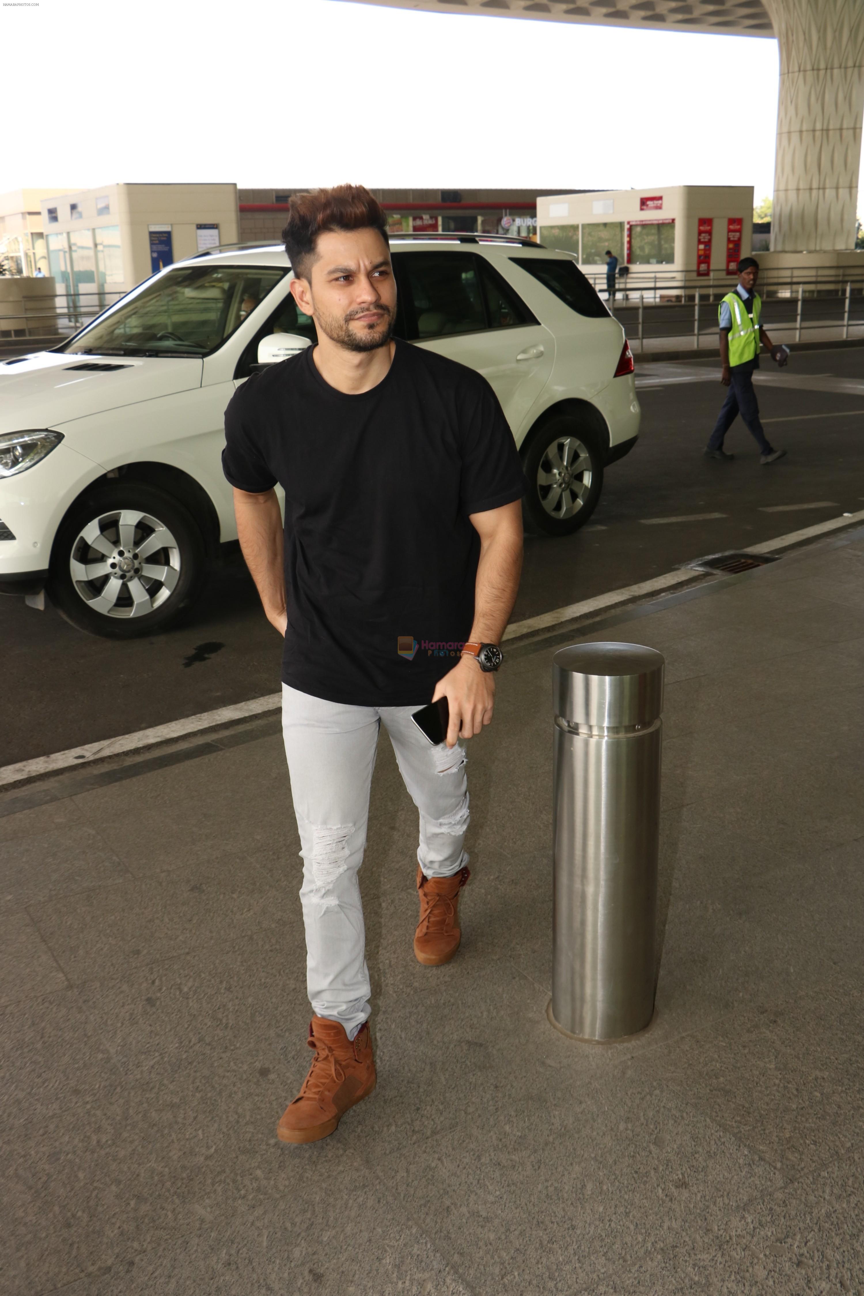 Kunal Khemu Spotted At Airport on 11th Nov 2017