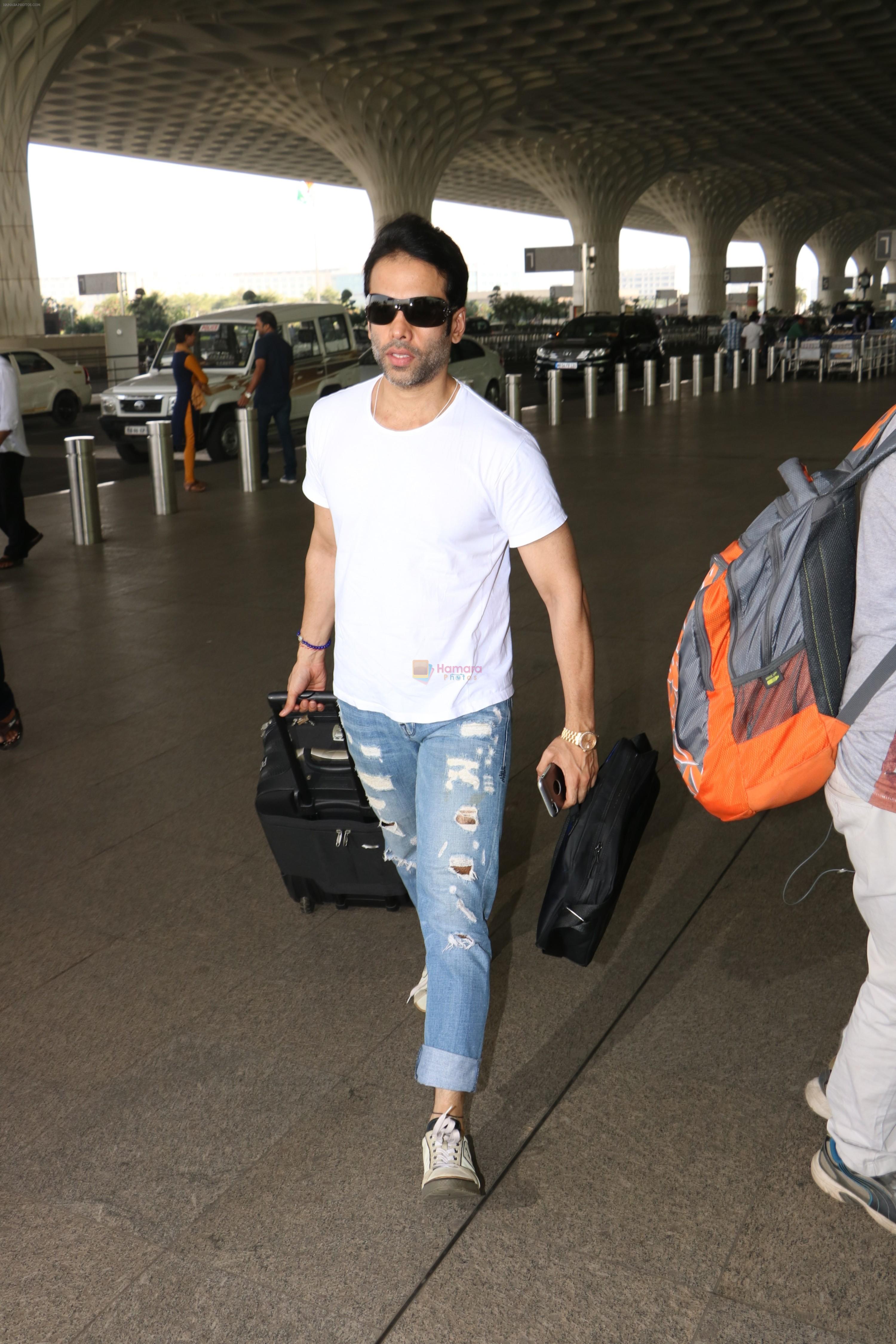 Tusshar Kapoor Spotted At Airport on 11th Nov 2017