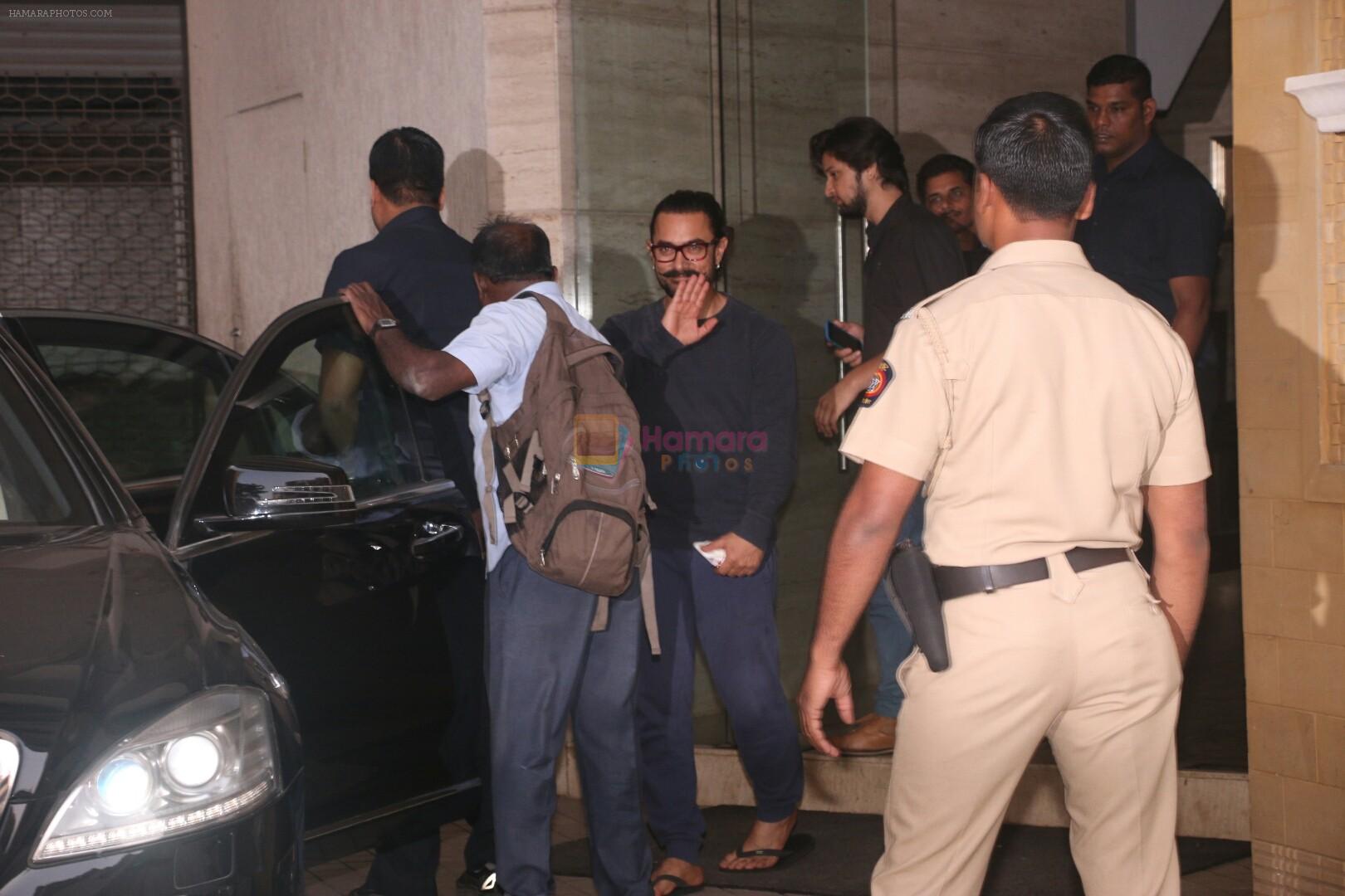 Aamir Khan Spotted At Khar on 13th Nov 2017