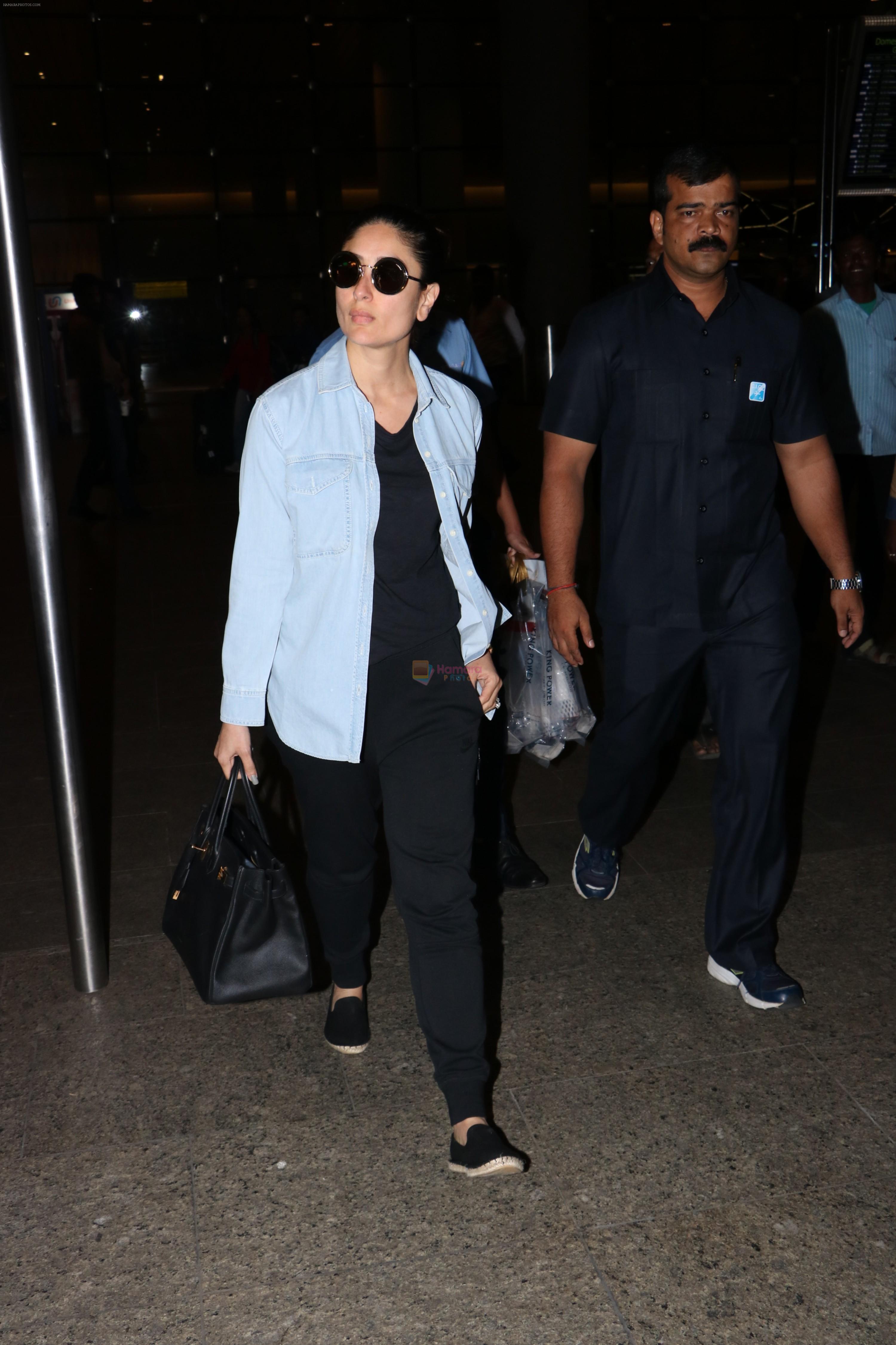 Kareena Kapoor Spotted At Airport on 15th Nov 2017