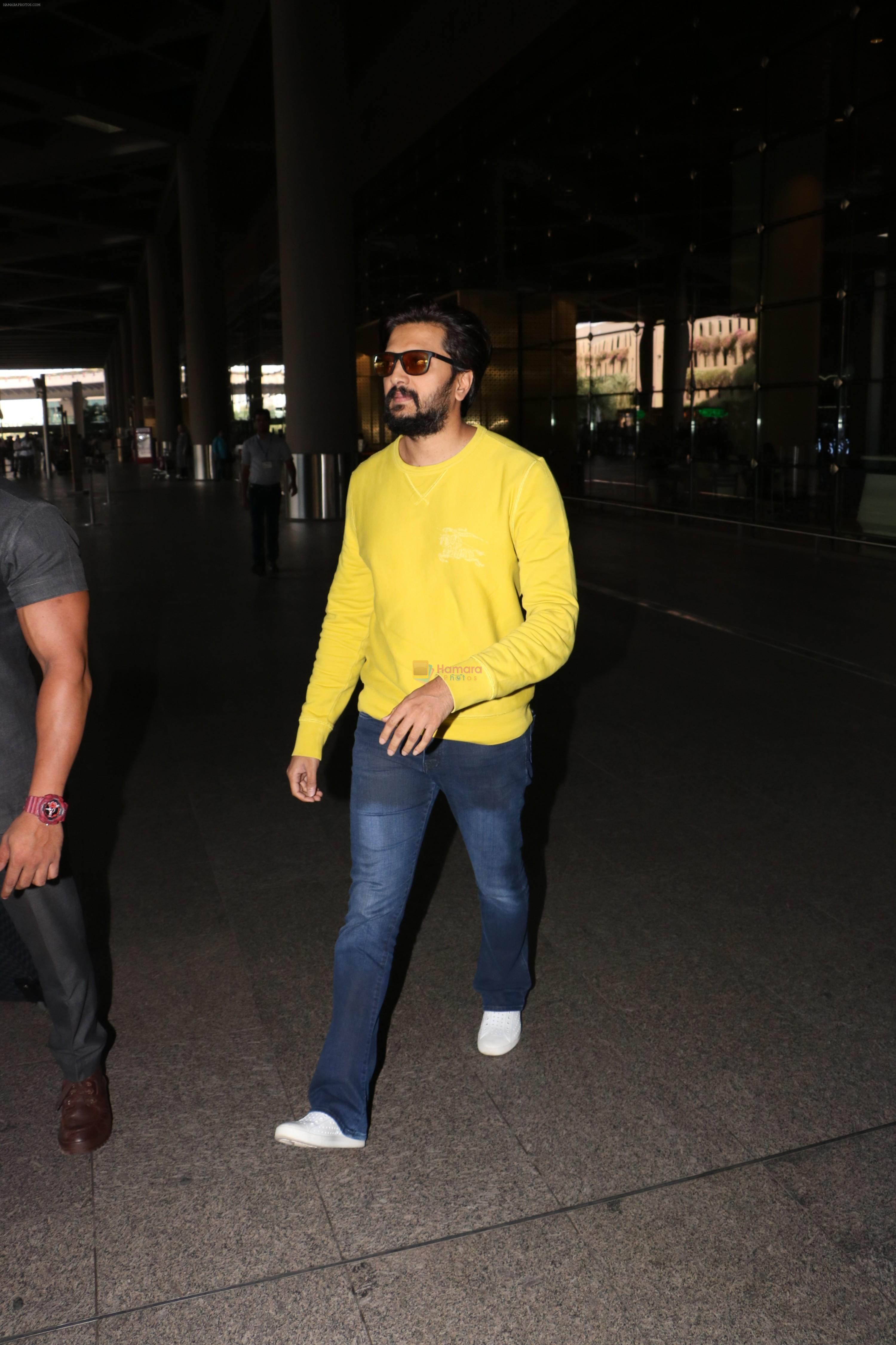 Riteish Deshmukh Spotted At Airport on 15th Nov 2017