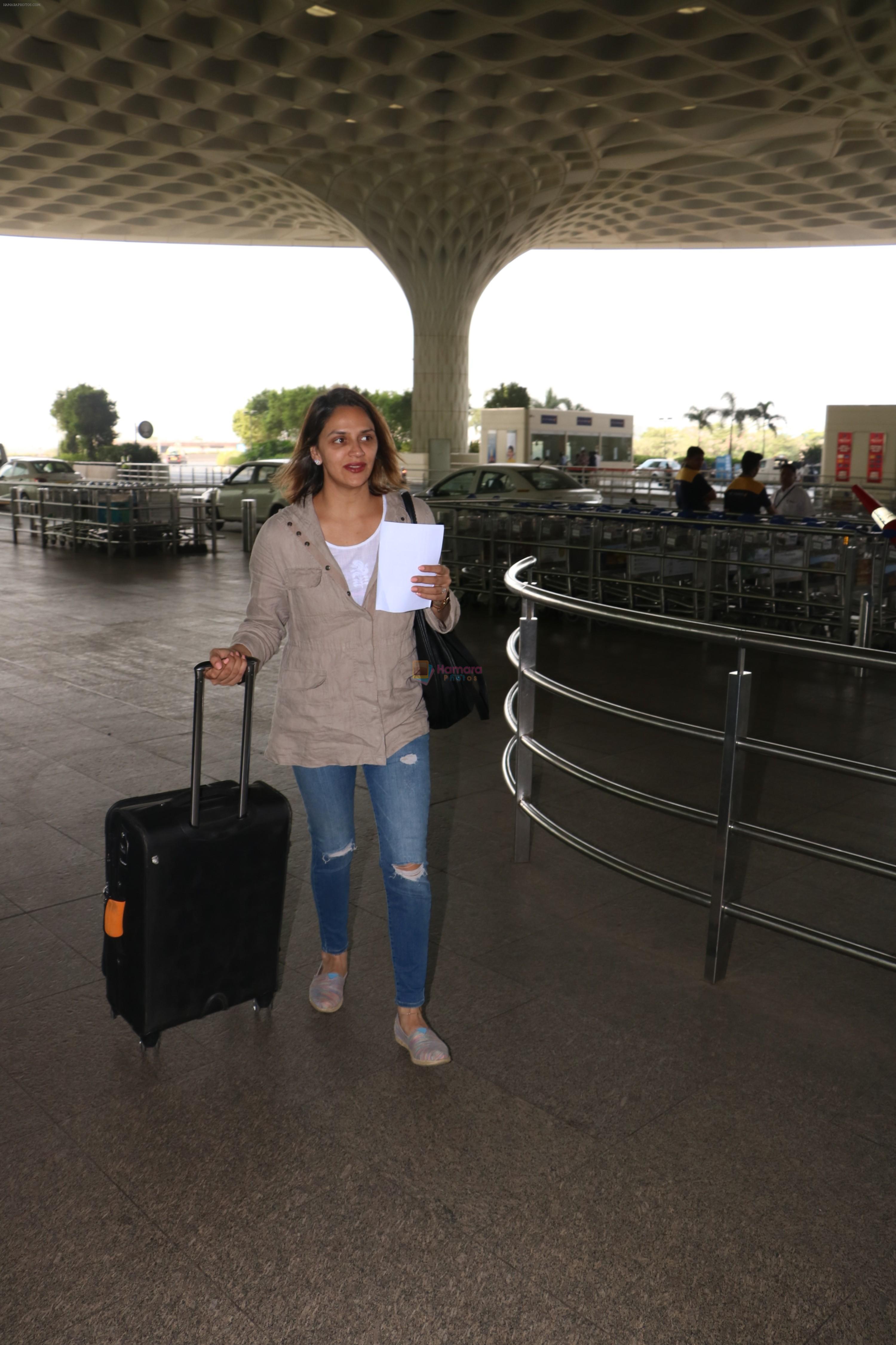 Ahana Deol Spotted At Aiport on 16th Nov 2017
