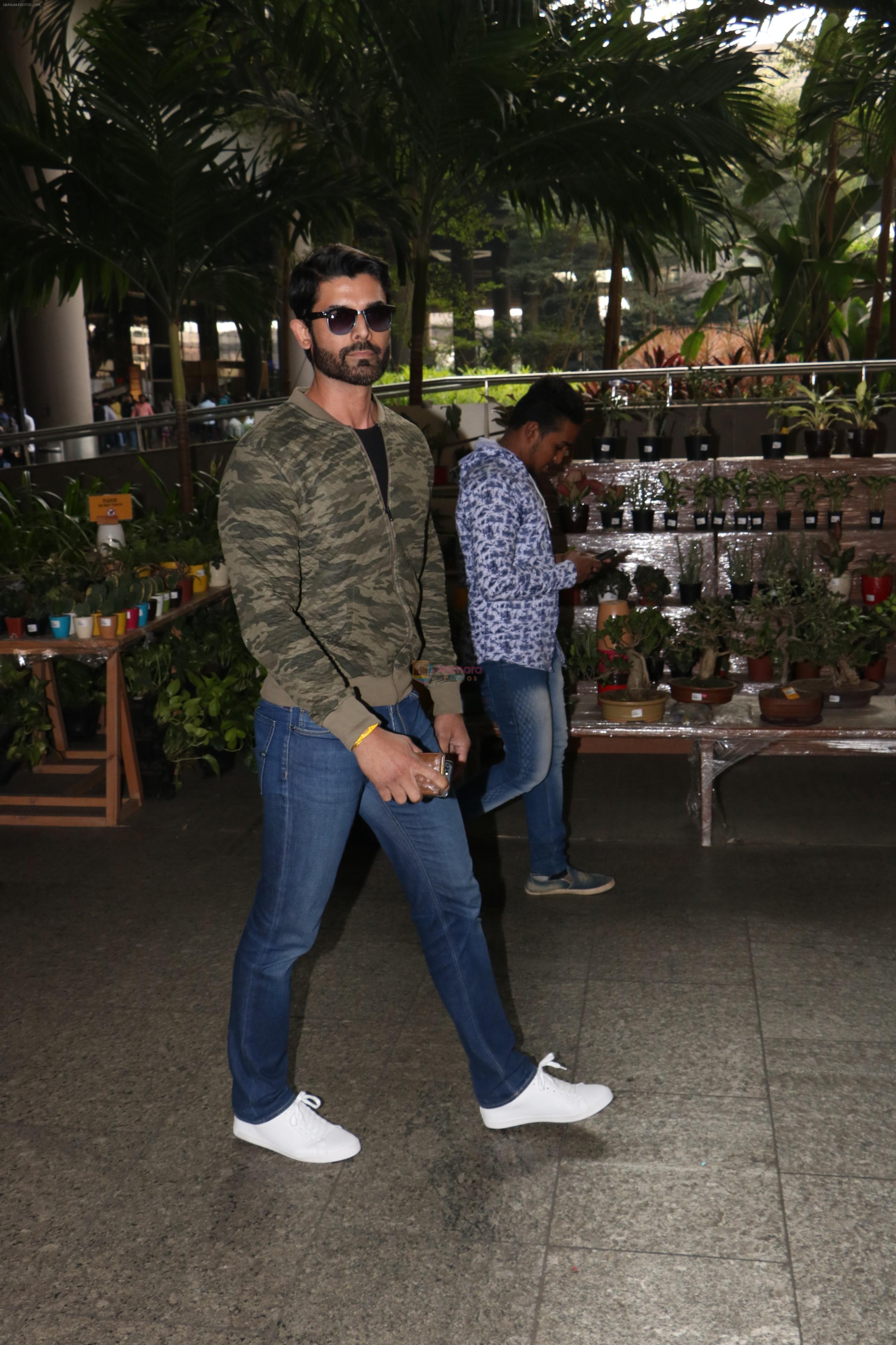 Amit Gaur Spotted At Airport on 18th Nov 2017
