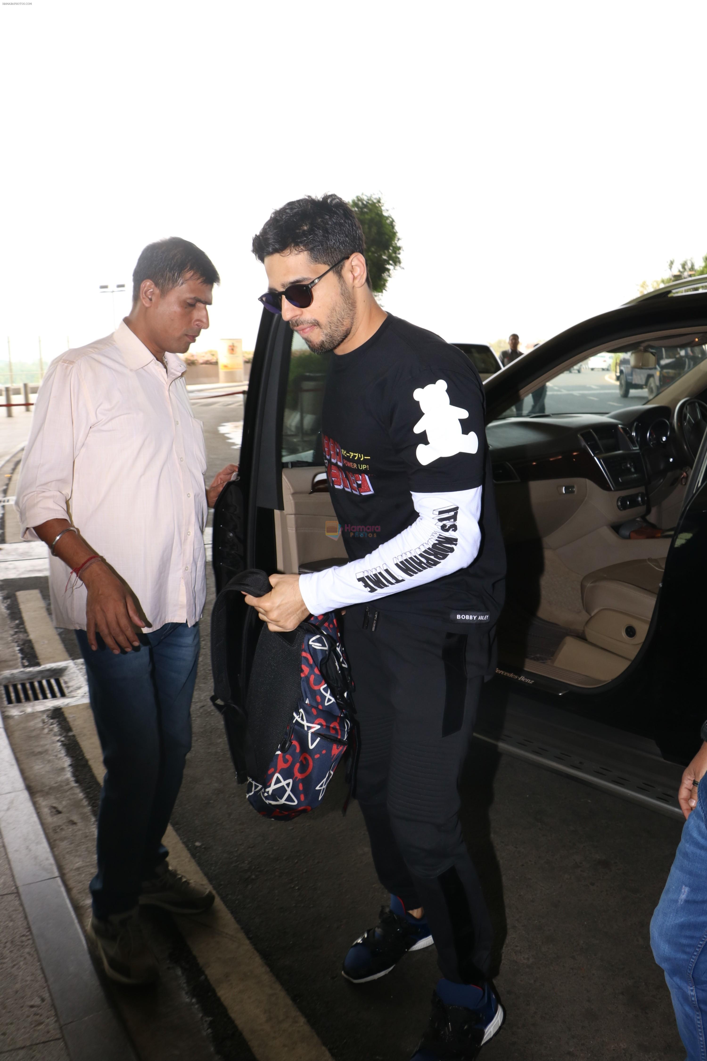 Sidharth Malhotra Spotted At Airport on 17th Nov 2017