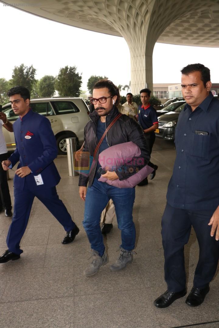 Aamir Khan Spotted At Airport on 20th Nov 2017