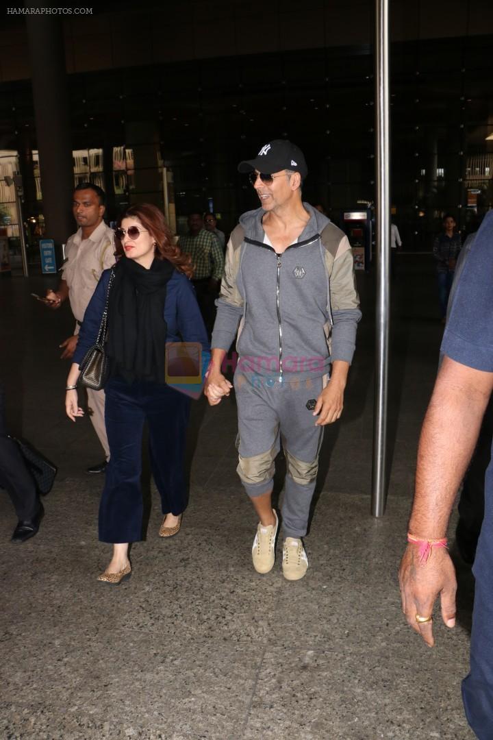 Akshay Kumar And Twinkle Khanaa Spotted At Airport on 20th Nov 2017
