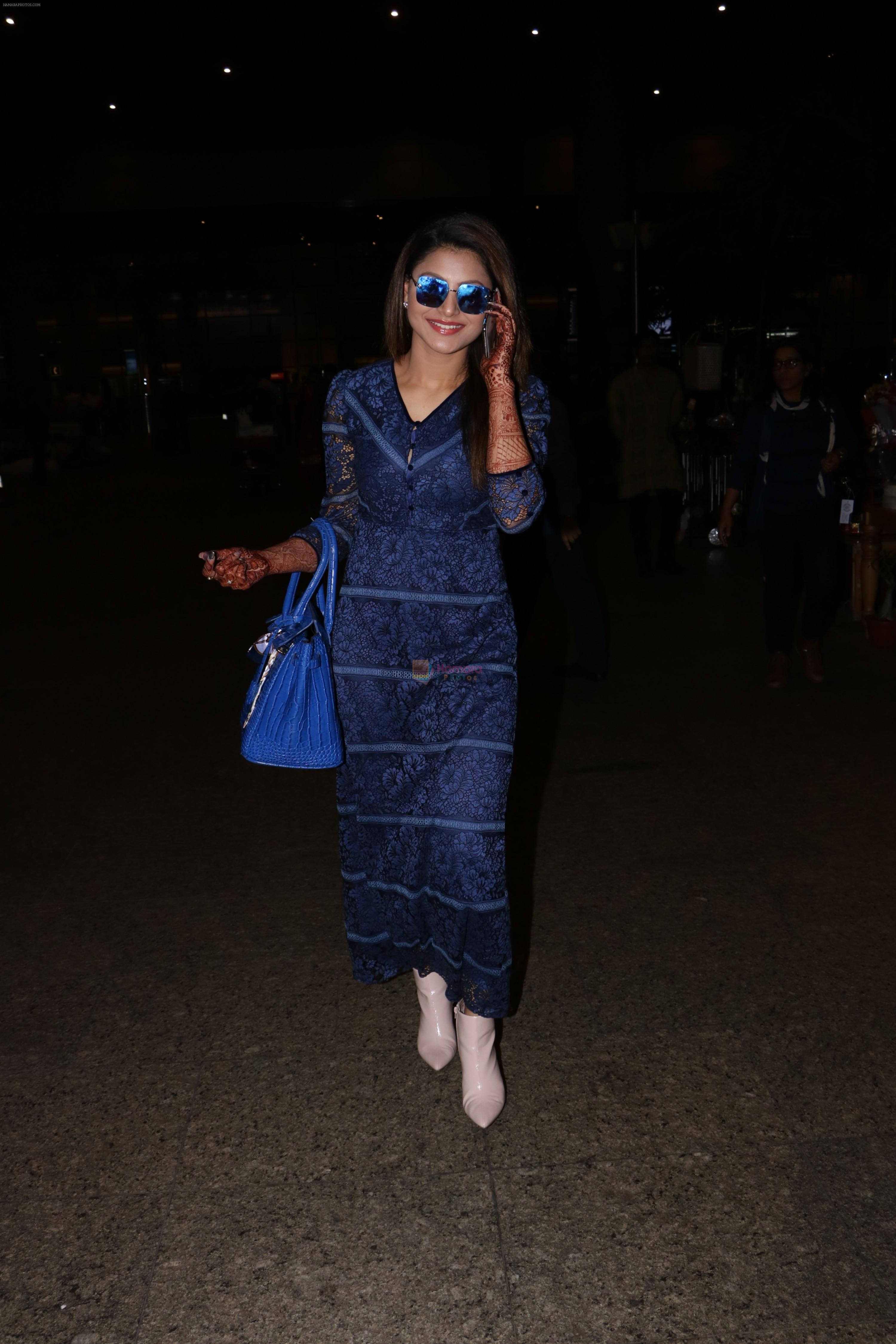 Urvashi Rautela Spotted At Airport on 20th Nov 2017