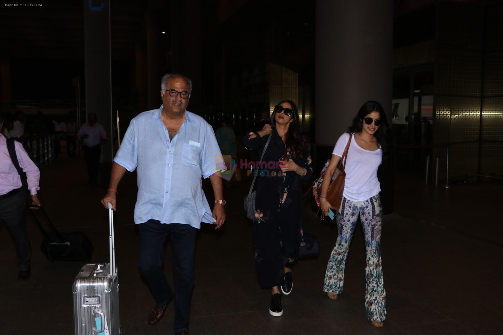 Sridevi, Janhvi Kapoor & Boney Kapoor Spotted At Airport on 21st Nov 2017