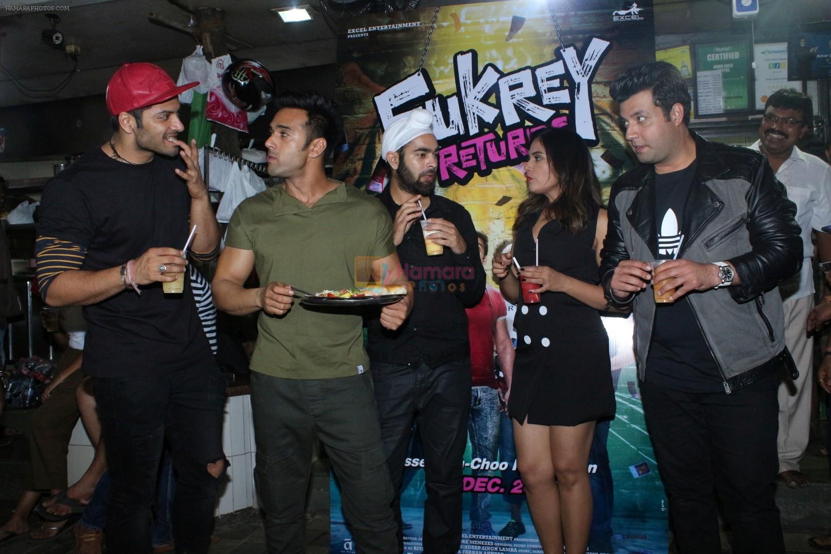 Ali Fazal, Pulkit Samrat, Manjot Singh, Varun Sharma, Richa Chadda with The Cast Of Fukrey Returns Visit At Most Popular Spots Of Mumbai on 21st Nov 2017