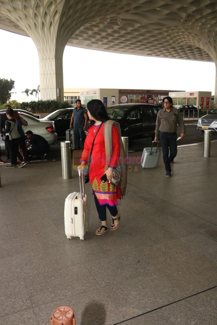 Padmini Kolhapure Spotted At Airport on 20th Nov 2017