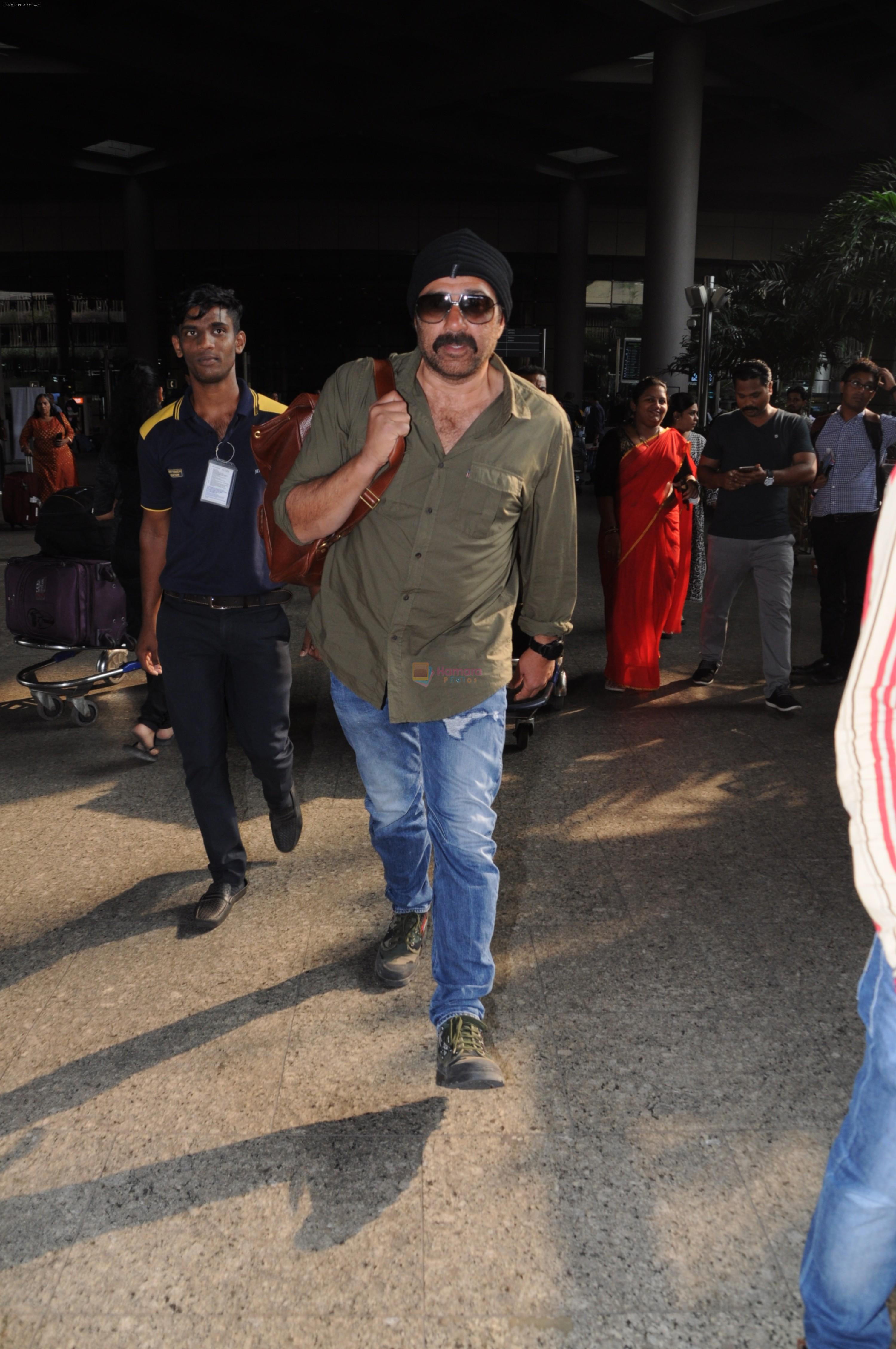 Sunny Deol Spotted At Airport on 21st Nov 2017