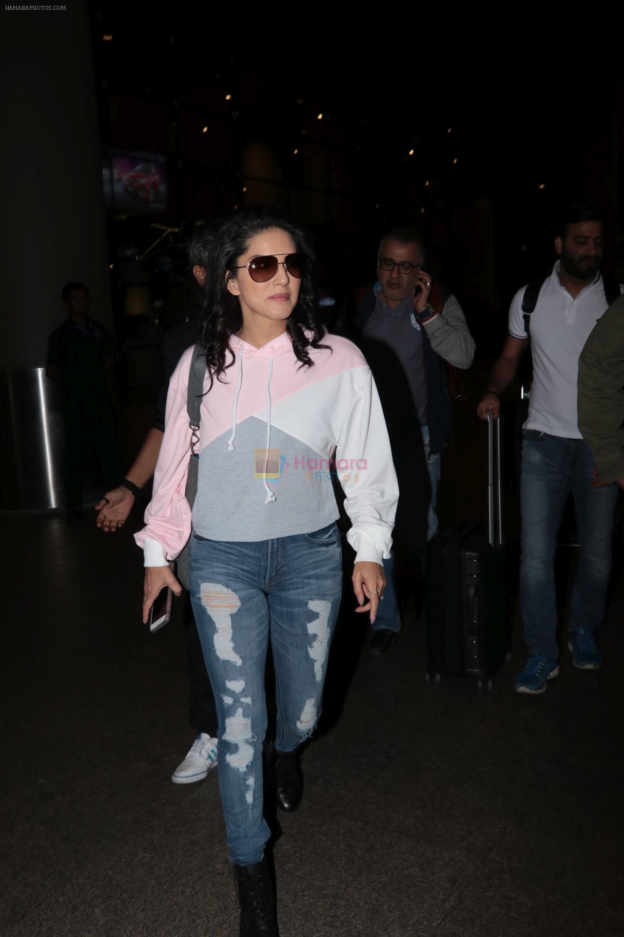 Sunny Leone Spotted At Airport on 23rd Nov 2017