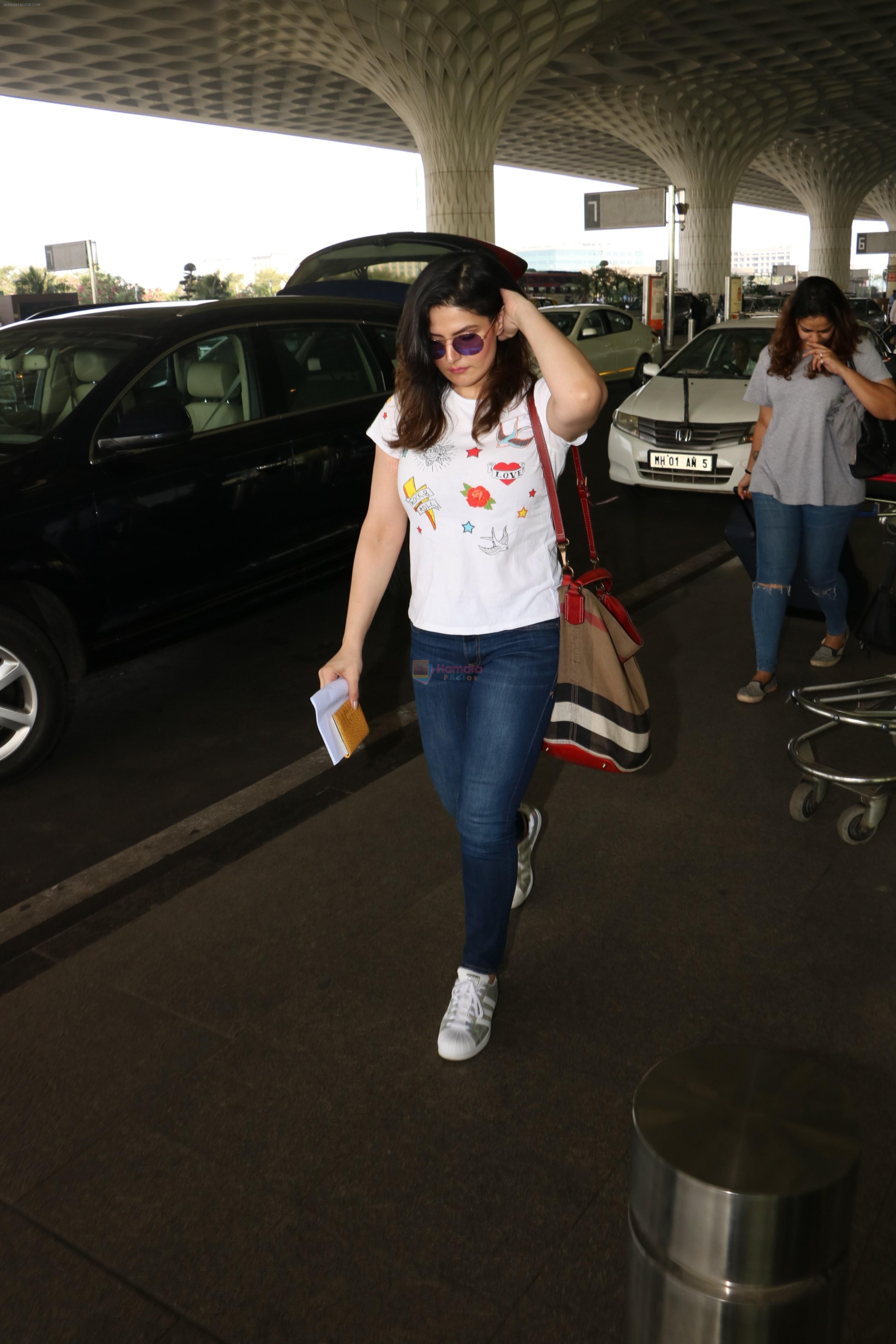 Zareen Khan Spotted At Airport on 22nd Nov 2017