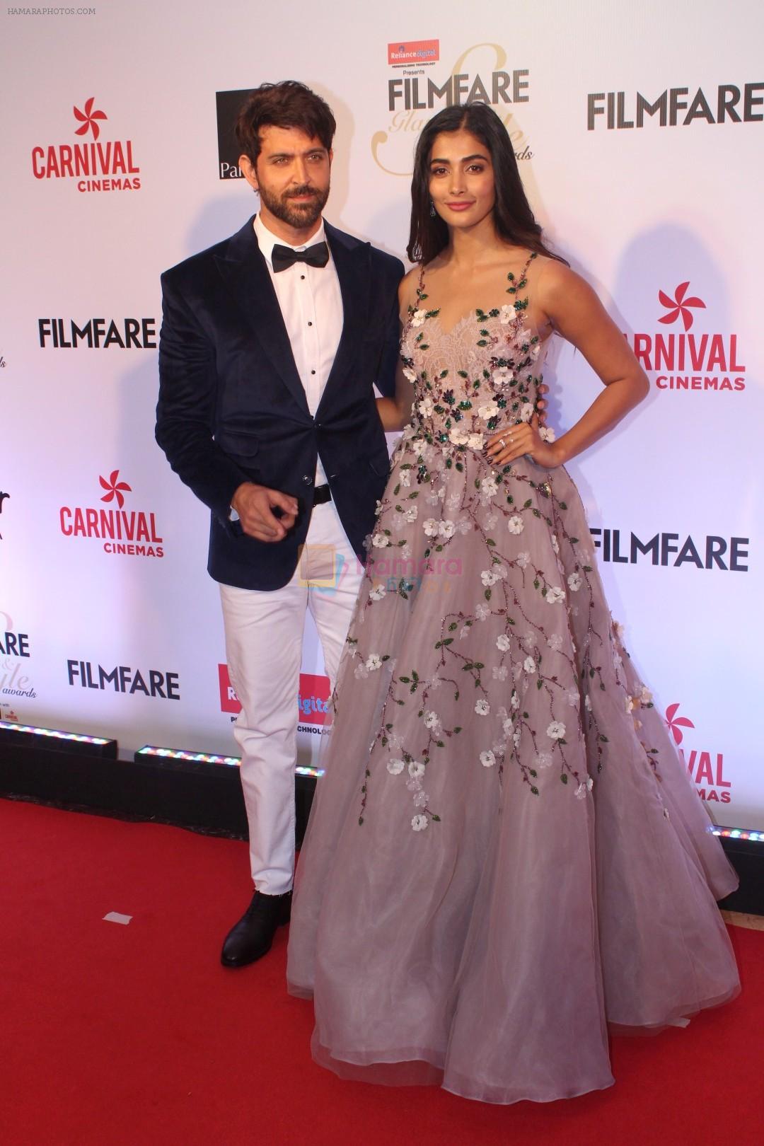 Hrithik Roshan, Pooja Hegde at the Red Carpet Of Filmfare Glamour & Style Awards on 1st Dec 2017