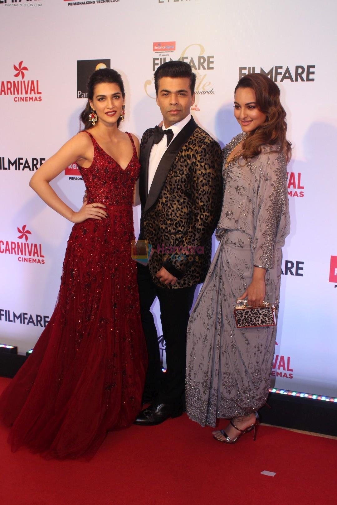 Kriti Sanon, Karan Johar, Sonakshi Sinha at the Red Carpet Of Filmfare Glamour & Style Awards on 1st Dec 2017