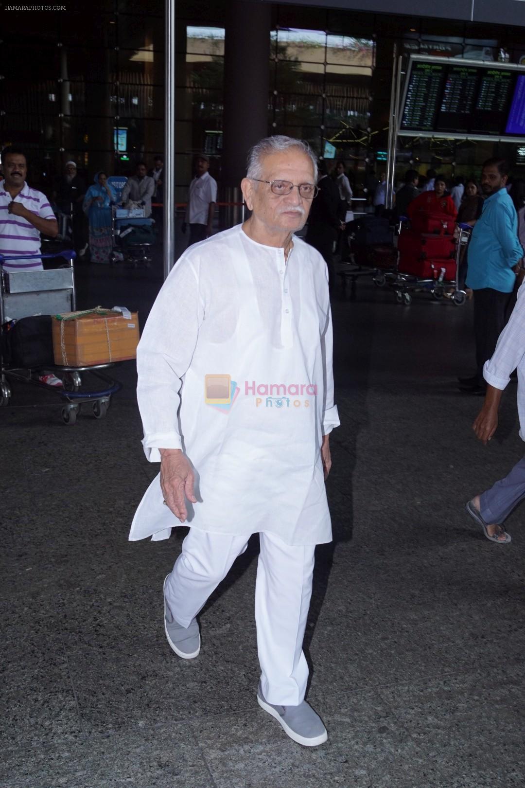 Gulzar Spotted At Airport on 6th Dec 2017