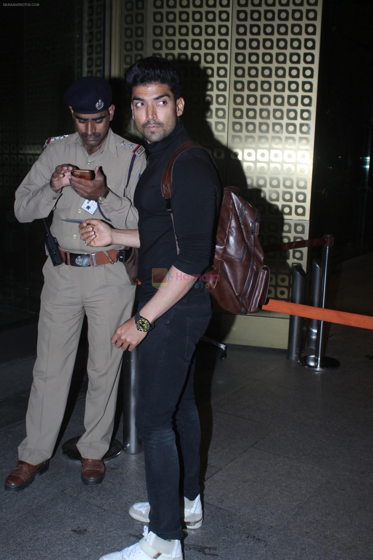 Gurmeet Choudhary Spotted At Airport on 6th Dec 2017