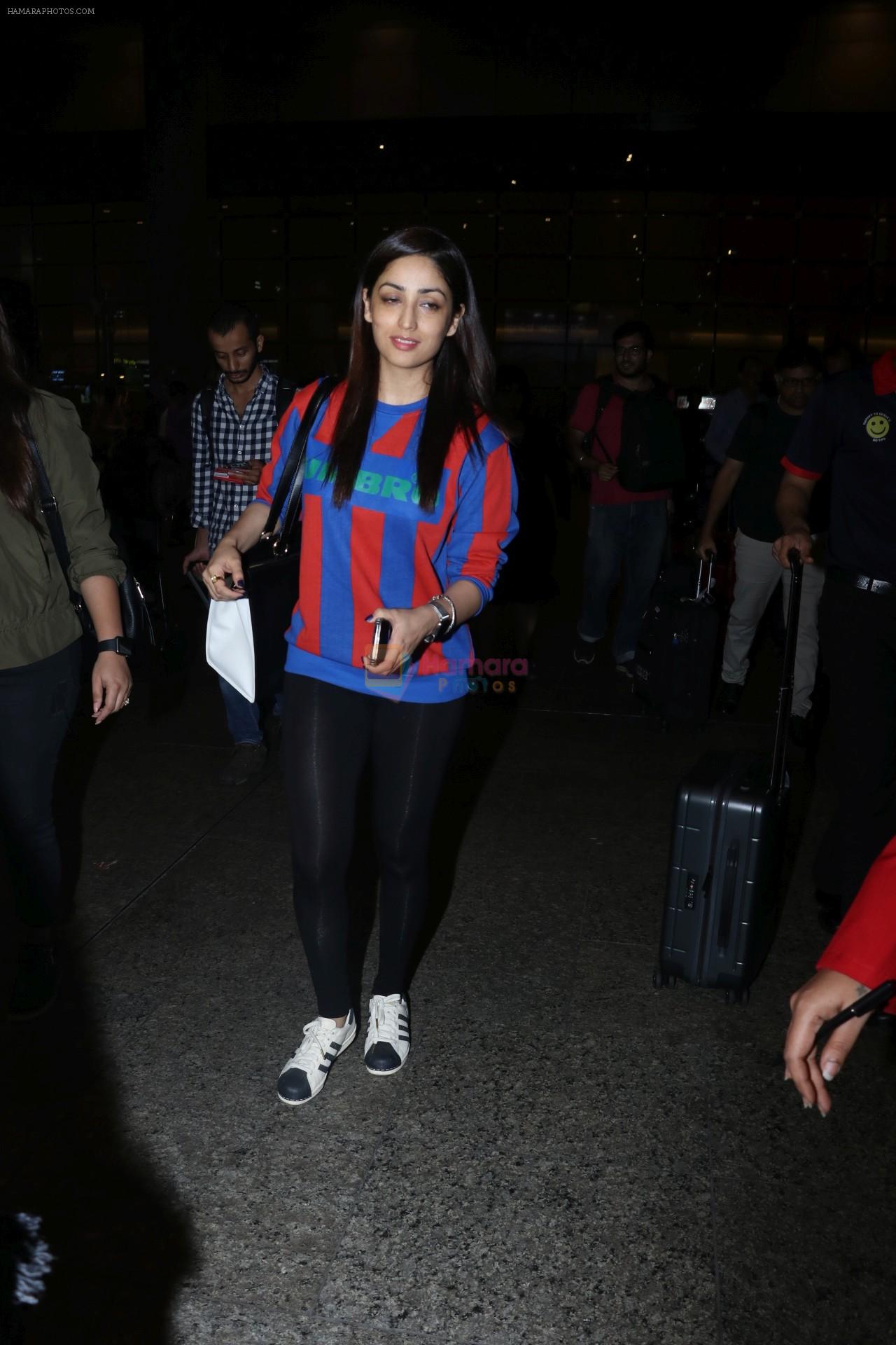 Yami Gautam Spotted At Airport on 8th Dec 2017