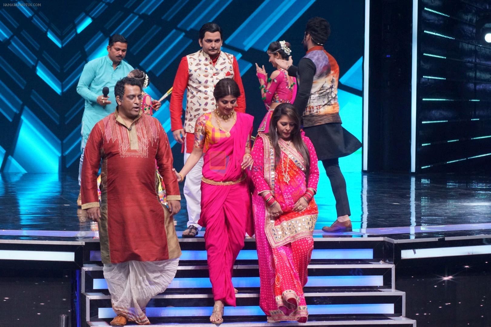 Geeta Kapoor, Shilpa Shetty on the sets of Super Dancer Chapter 2 on 11th Dec 2017