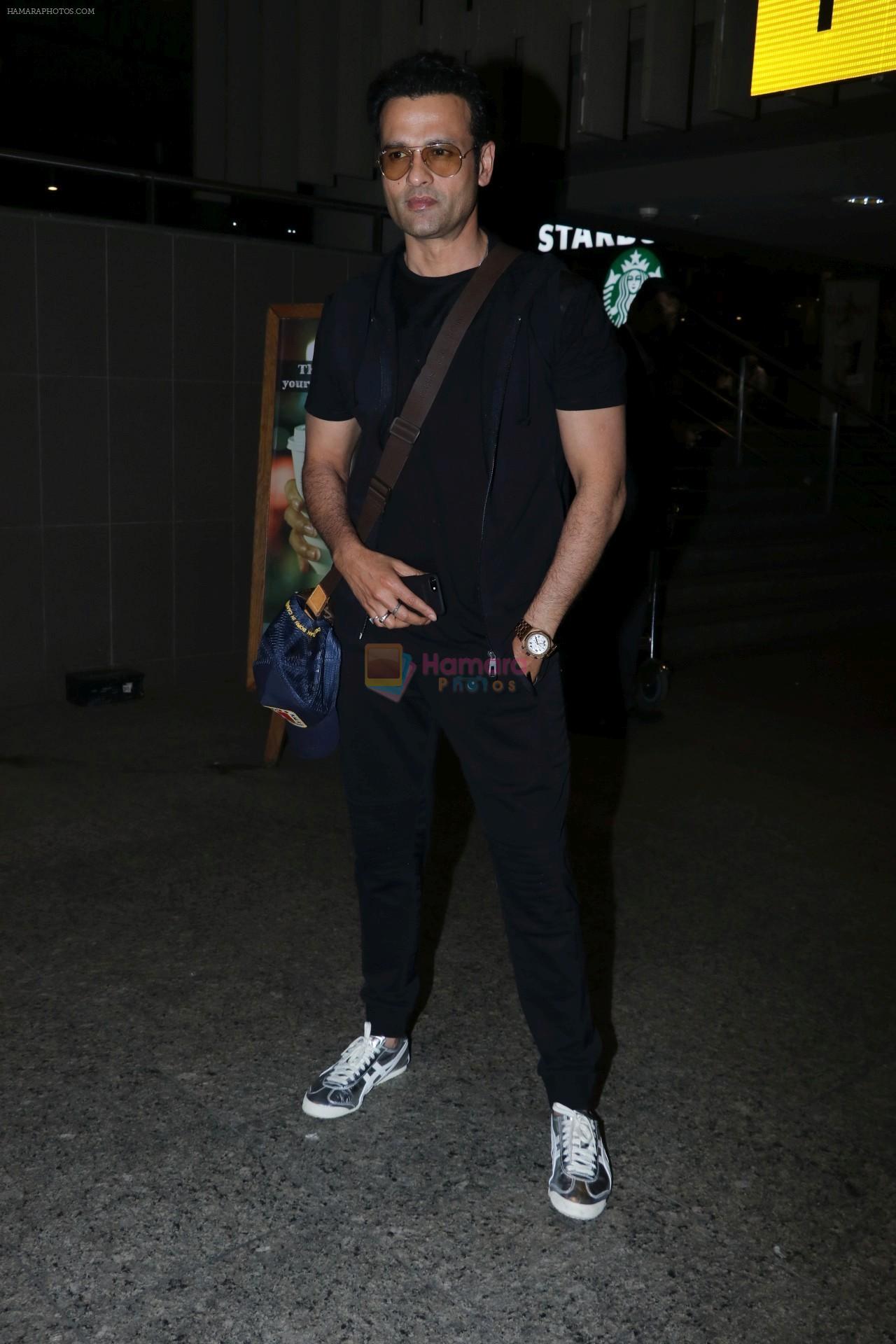 Rohit Roy Spotted At Airport on 14th Dec 2017