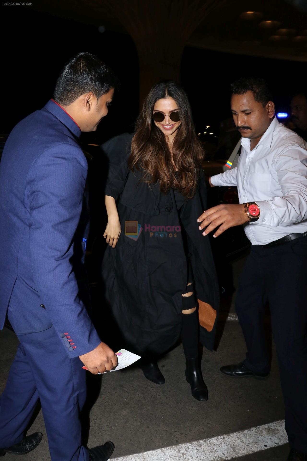 Deepika Padukone Spotted At Airport on 16th Dec 2017