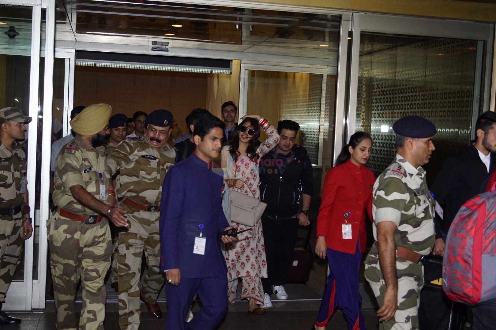 Anushka Sharma And Virat Kohli Spotted At Airport on 22nd Dec 2017