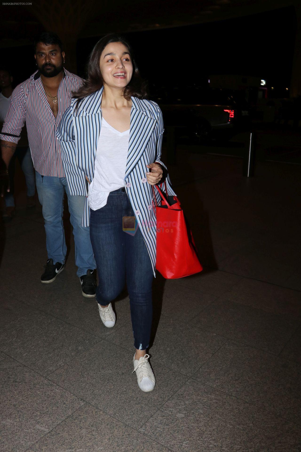 Alia Bhatt Spotted At Airport on 26th Dec 2017